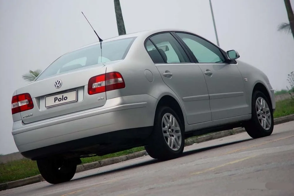 O Polo Sedan 2003 custa desde R$ 24.990, tem motor 1.6 de 101 cv e combina tamanho compacto com acabamento mais refinado que o padrão da época.