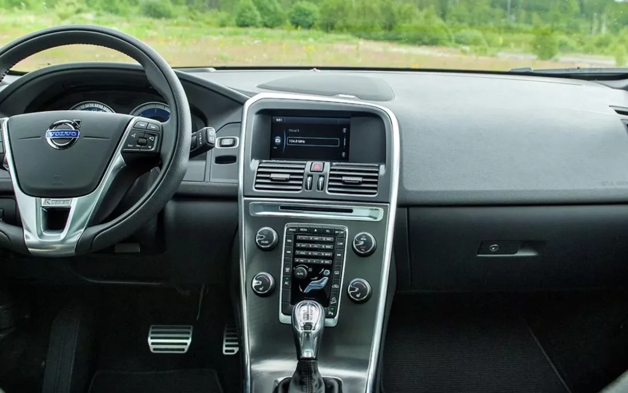 O espaço interno acomoda cinco ocupantes com conforto e oferece porta-malas de 495 litros, favorecendo viagens e uso familiar frequente.