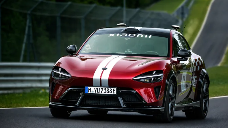 Xiaomi YU7 GT completa Nürburgring sem motorista e bate recorde de autônomos