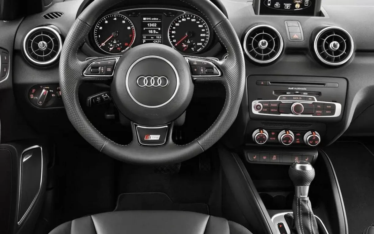 Audi A1 2013 ainda vale R$ 72 mil? Motor de 185 cv, consumo de 13,7 km/l e o risco escondido no câmbio S-Tronic em 2026