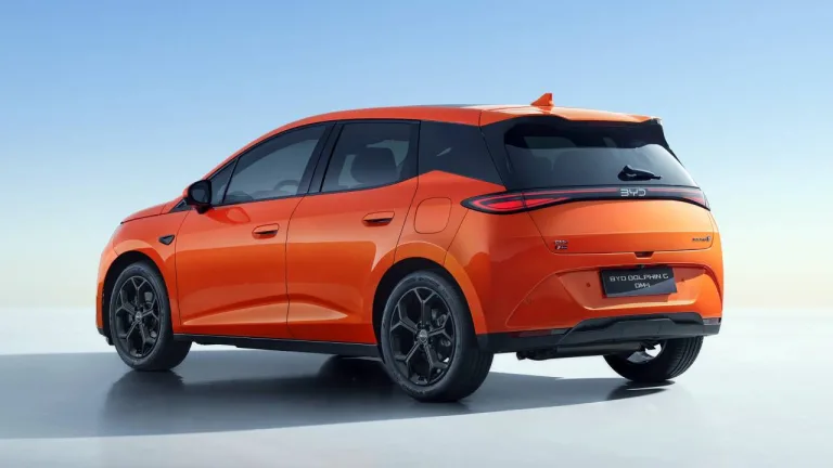 BYD Dolphin G estreia sistema híbrido de 28 km/l e mira o Brasil com motor flex em 2027