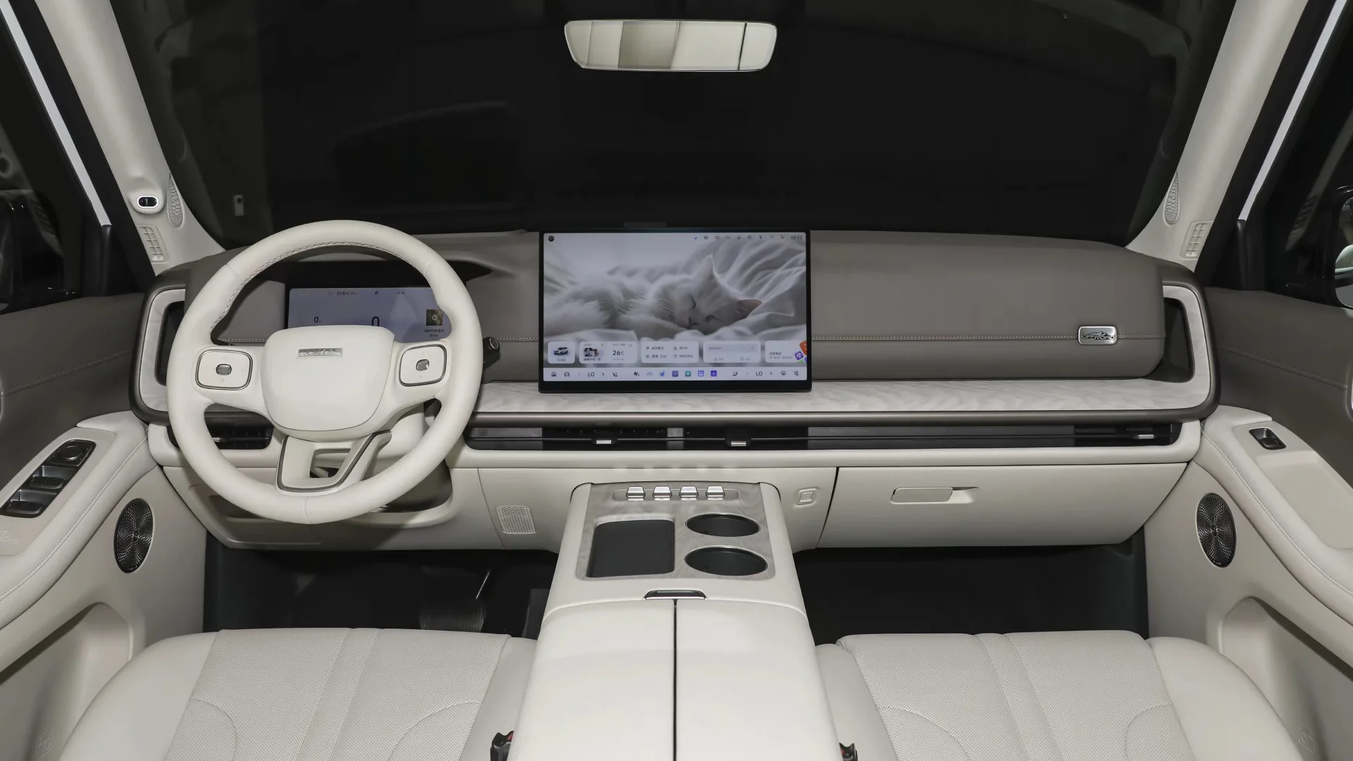 Por dentro, o SUV tem tela central flutuante, painel digital, câmbio na coluna, carregador por indução, porta-copos e geladeira embutida.
