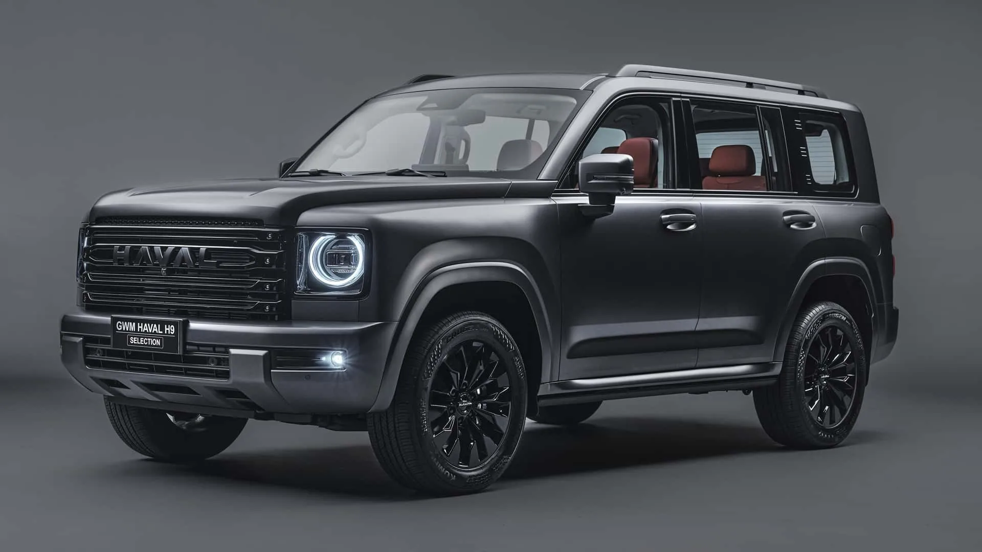 O Haval H9 Selection 2027 chegou ao Brasil apostando em aparência mais sofisticada sem alterar a mecânica. A pintura acetinada e o interior marrom são os destaques da nova versão.