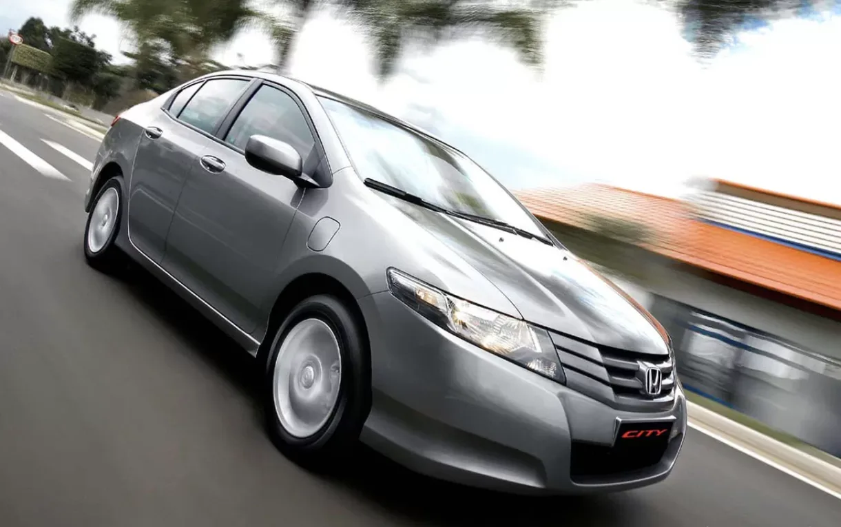 O motor 1.5 flex entrega até 116 cv e 14,8 kgfm, trabalha com câmbio manual de cinco marchas e leva o sedan de 0 a 100 km/h em 10,2 segundos.