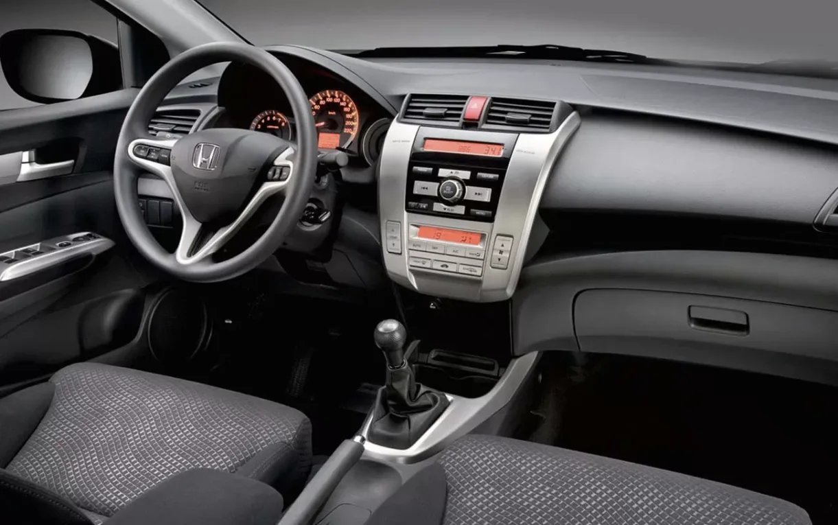 Airbags frontais, ISOFIX e cintos de três pontos estão presentes, mas o modelo não oferece controle de estabilidade nem freios a disco na traseira.