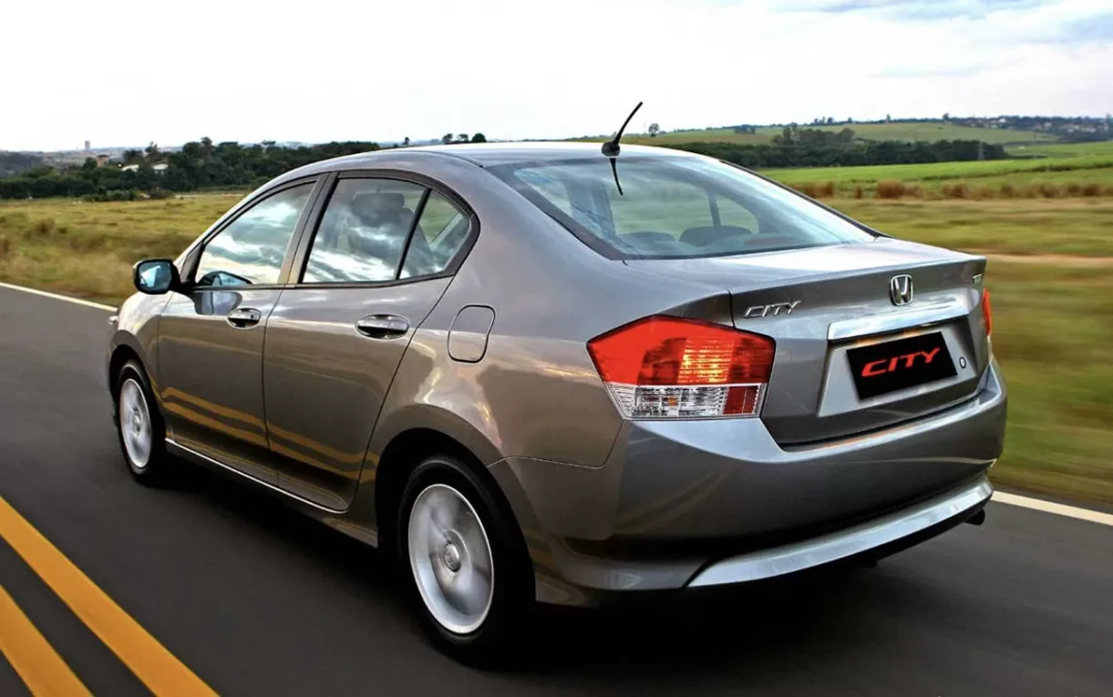 Com gasolina, o consumo chega a 10,9 km/l na cidade e 12,5 km/l na estrada, enquanto a autonomia rodoviária pode alcançar 525 km.