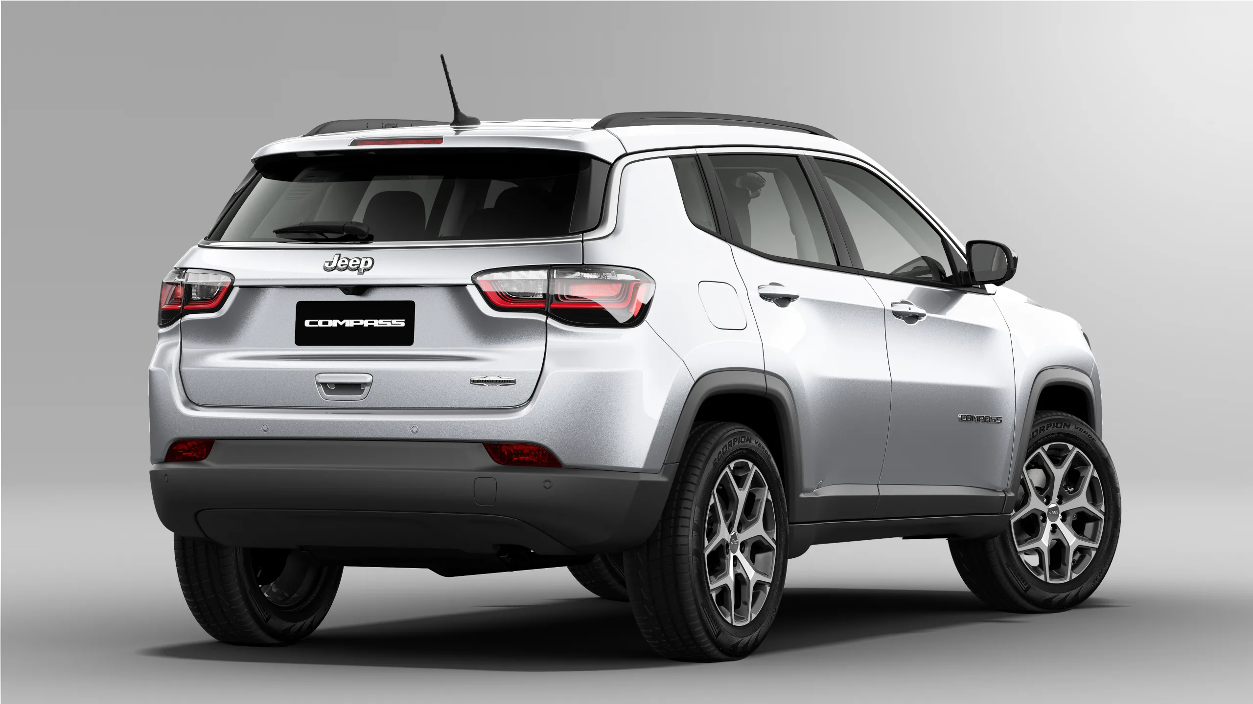 Jeep Compass Longitude vale R$ 200 mil? Teste revela consumo de 8,9 km/l na cidade, desempenho na estrada e o peso de enfrentar híbridos em 2026