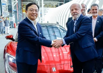 Brasil renovou por seis meses a cota sem imposto para importação de carros elétricos desmontados e semimontados, medida é contestada pela indústria nacional