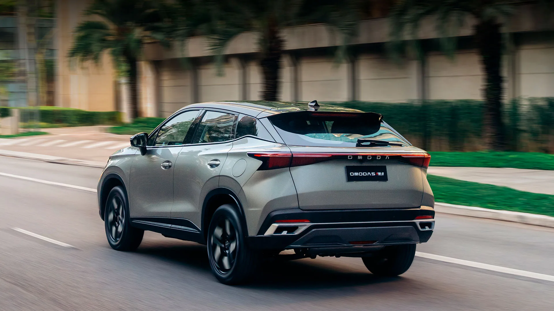 Omoda 5 HEV custa R$ 159.990 em julho, combina motor 1.5 turbo e propulsor elétrico, entrega 224 cv e acelera de 0 a 100 km/h em 7,9 segundos.