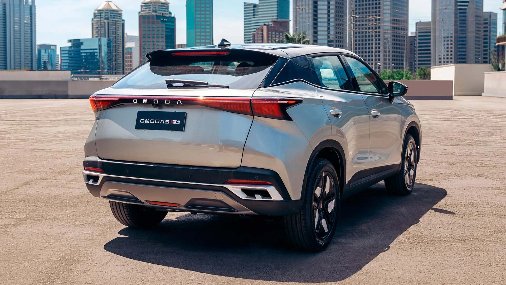 O Omoda 5 HEV fez 22,7 km/l na cidade e 19,6 km/l na estrada, números fortes para um SUV médio híbrido sem recarga externa.