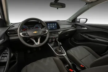 Chevrolet amplia descontos para taxistas e motoristas de aplicativo Uber e 99 no Move Brasil, com Onix a partir de R$ 83.300, Tracker por R$ 99.490 e financiamento em até 72 meses