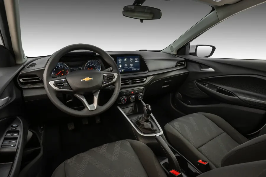 Chevrolet amplia descontos para taxistas e motoristas de aplicativo Uber e 99 no Move Brasil, com Onix a partir de R$ 83.300, Tracker por R$ 99.490 e financiamento em até 72 meses