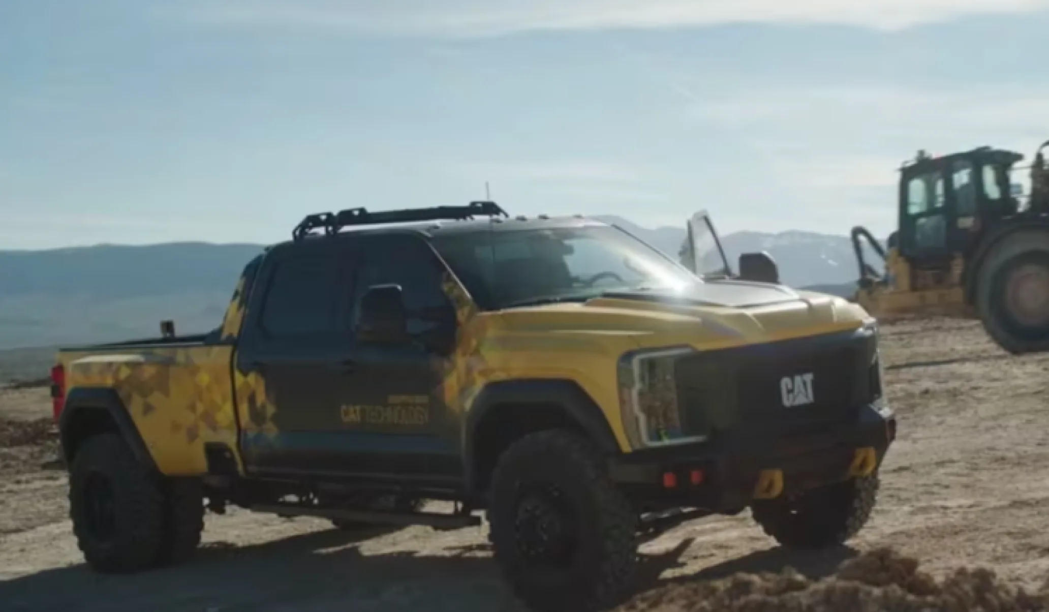 O visual amarelo e preto remete às máquinas pesadas da Caterpillar, com rodas exclusivas, pneus lameiros e estribos reforçados.