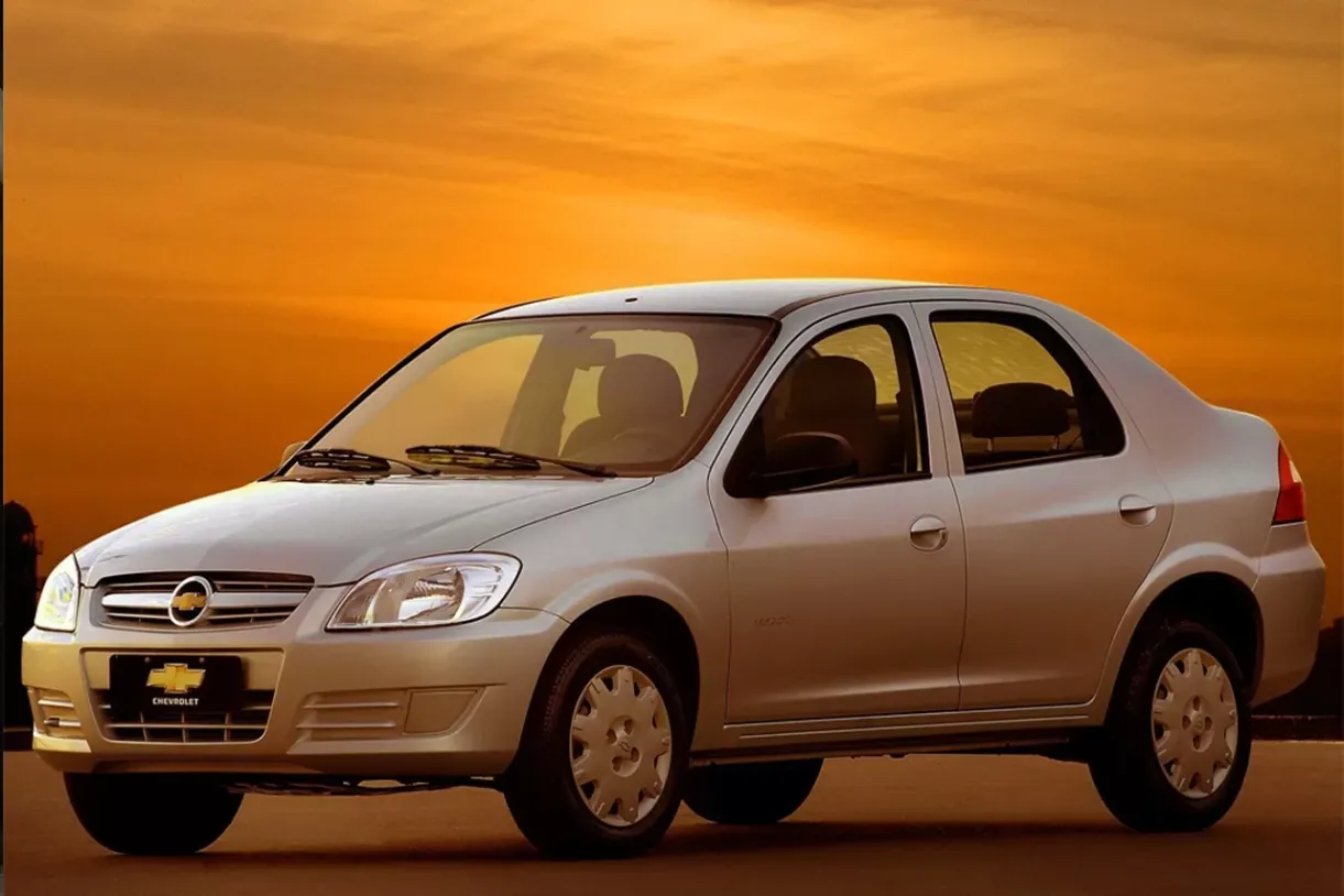 O Prisma Joy 1.4 2008 ainda atrai por unir preço, motor flex e porta-malas de 439 litros em um sedan compacto usado.