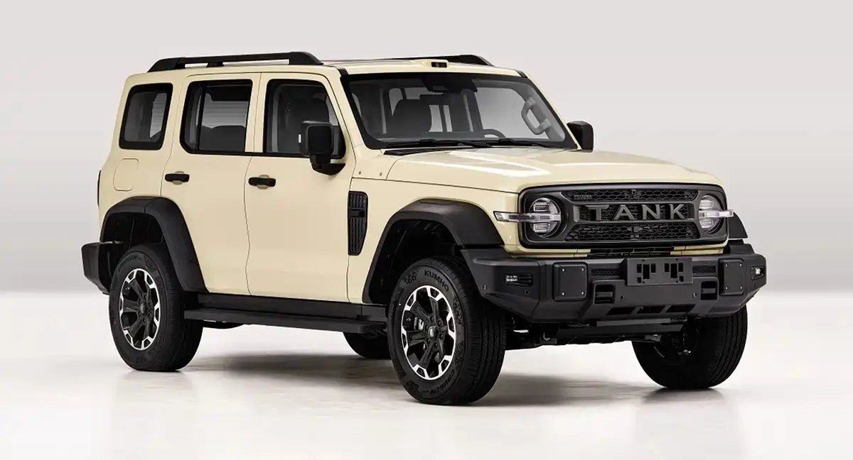 GWM Tank 300 cresce na China, chega a 4,88 m, ganha entre-eixos de 3,01 m, motor 3.0 turbo de 360 cv e mantém preço de R$ 342.000 no Brasil.