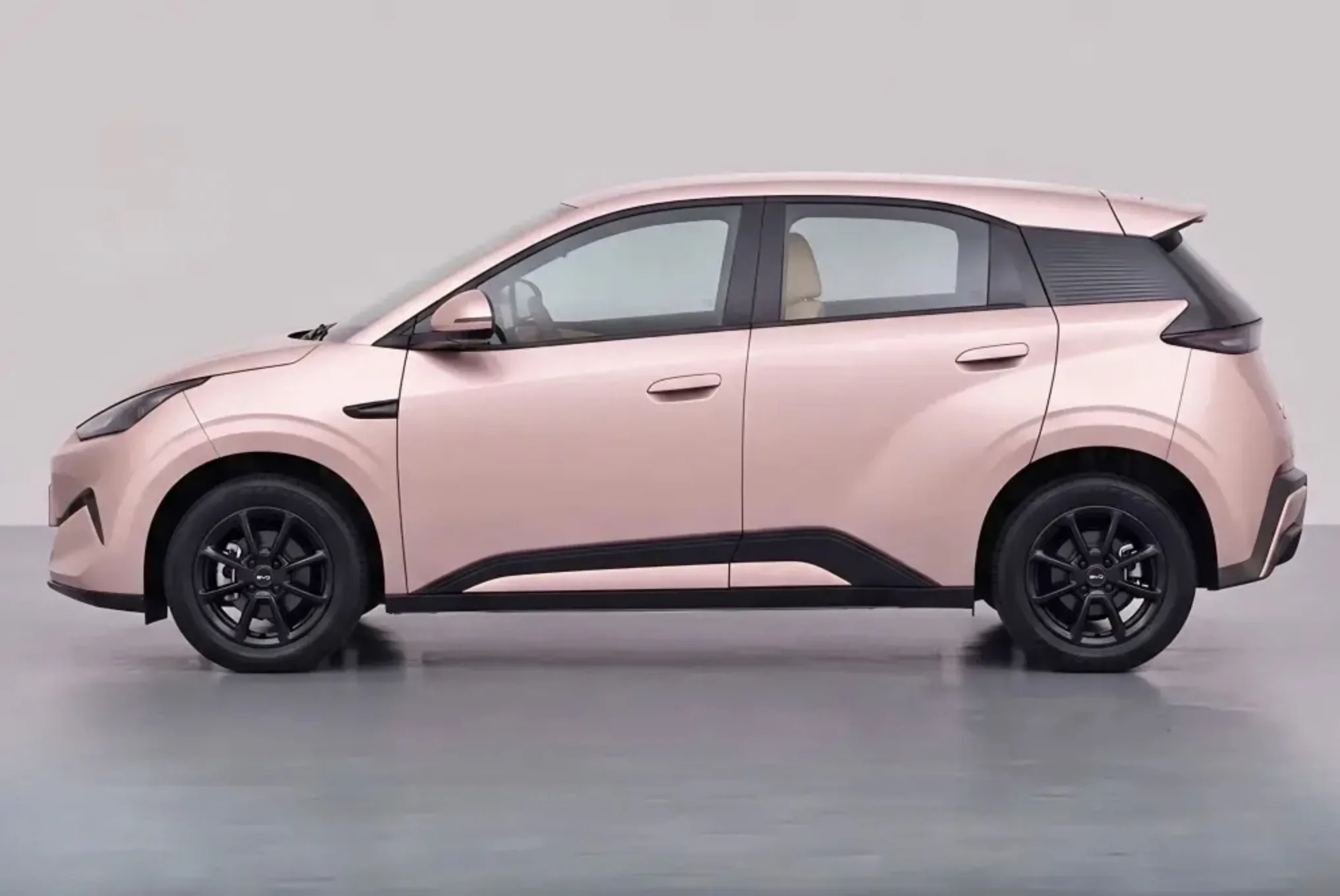 A nova geração do BYD Dolphin Mini apareceu na China maior, mais larga e com desenho totalmente renovado.