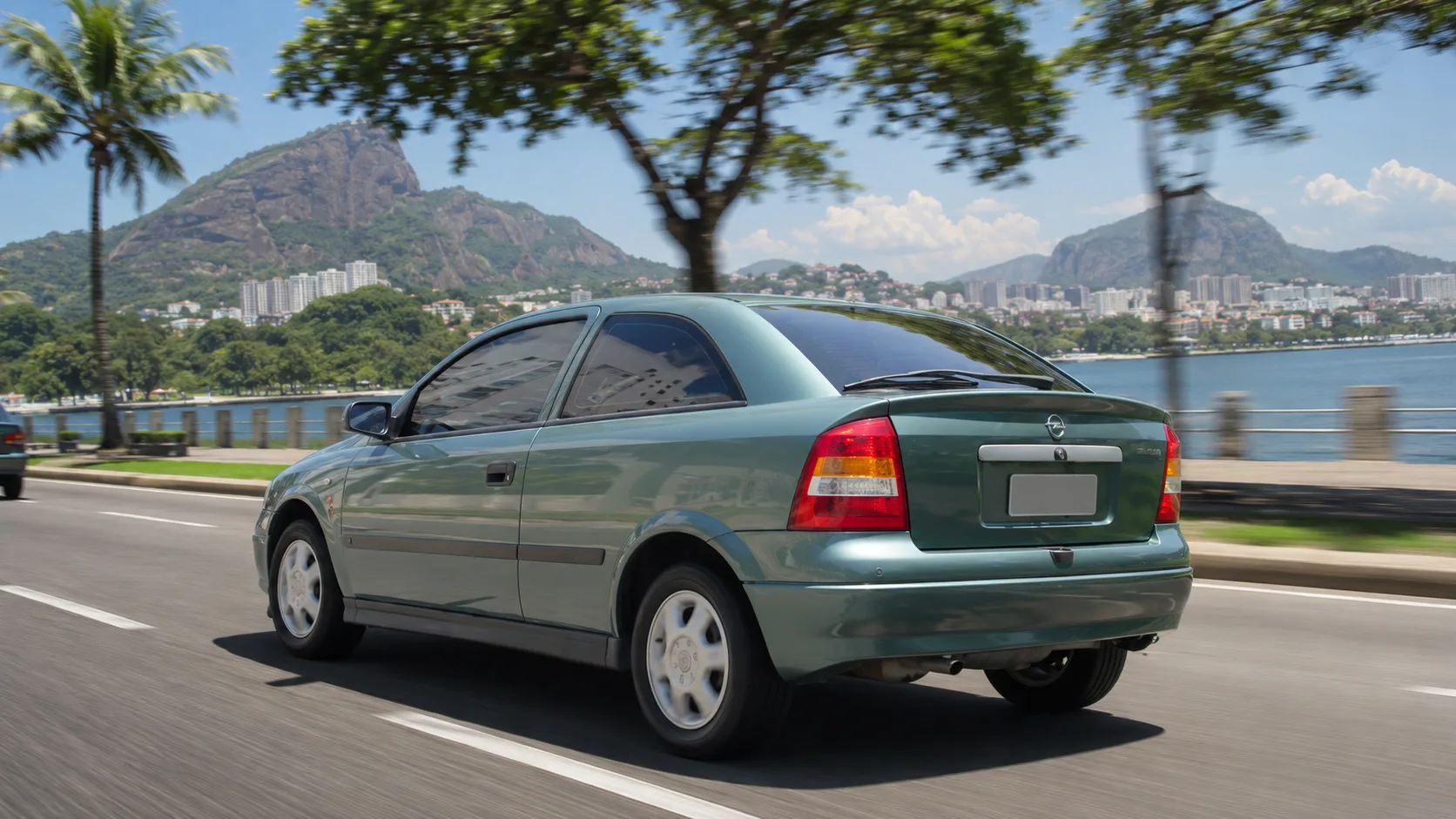 No consumo, o Astra faz 9,4 km/l na cidade e 14,2 km/l na estrada, números bons para um hatch médio antigo quando motor, pneus e sensores estão em ordem no uso de cada semana.