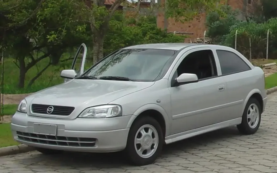 Chevrolet Astra GL 1.8 2001 2 portas ainda atrai comprador de usado pelo motor forte e espaço interno