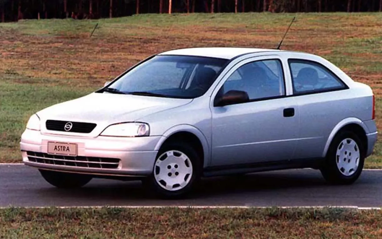 Com motor 1.8 a gasolina de 110 cv, o Astra GL 2001 responde melhor que muito compacto antigo, sem exigir giro alto para sair bem no trânsito pesado e em saída de semáforo.