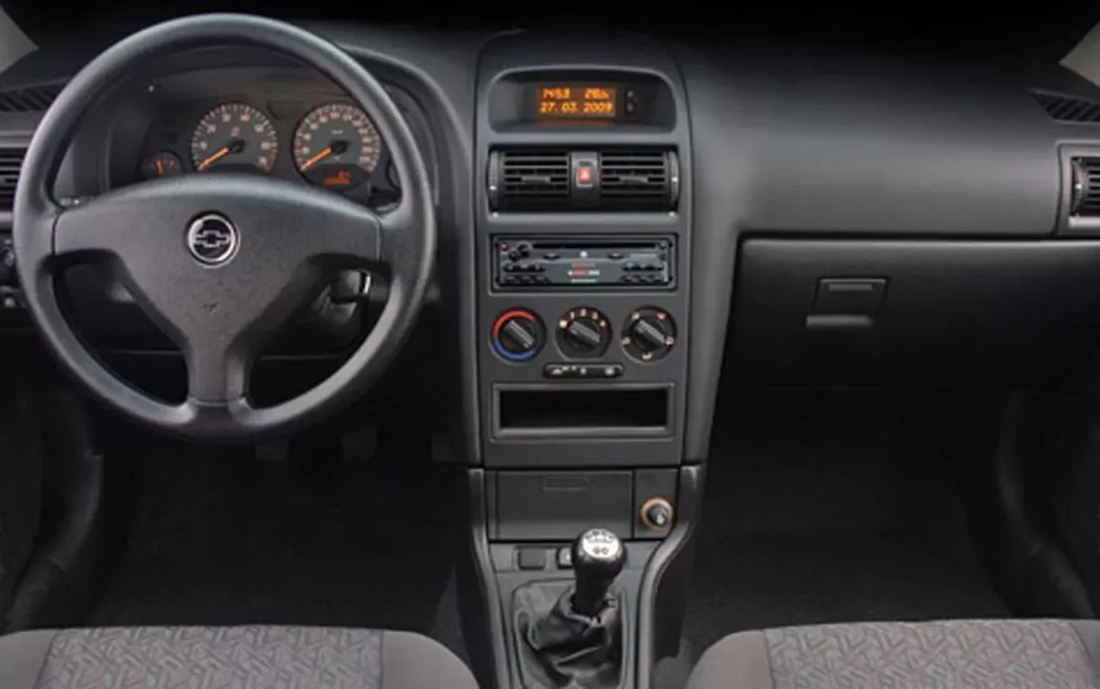 A cabine leva cinco pessoas, tem comandos simples e posição de dirigir correta, com sensação de carro maior que a de compactos populares antigos para o motorista.