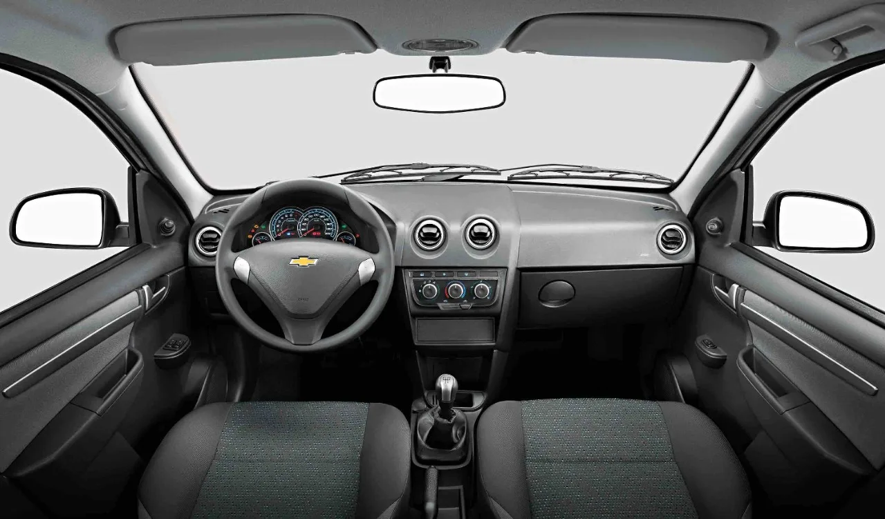 Tem ar-condicionado, vidros elétricos, travas, ABS e airbags frontais, mas não traz multimídia nem assistentes eletrônicos modernos.