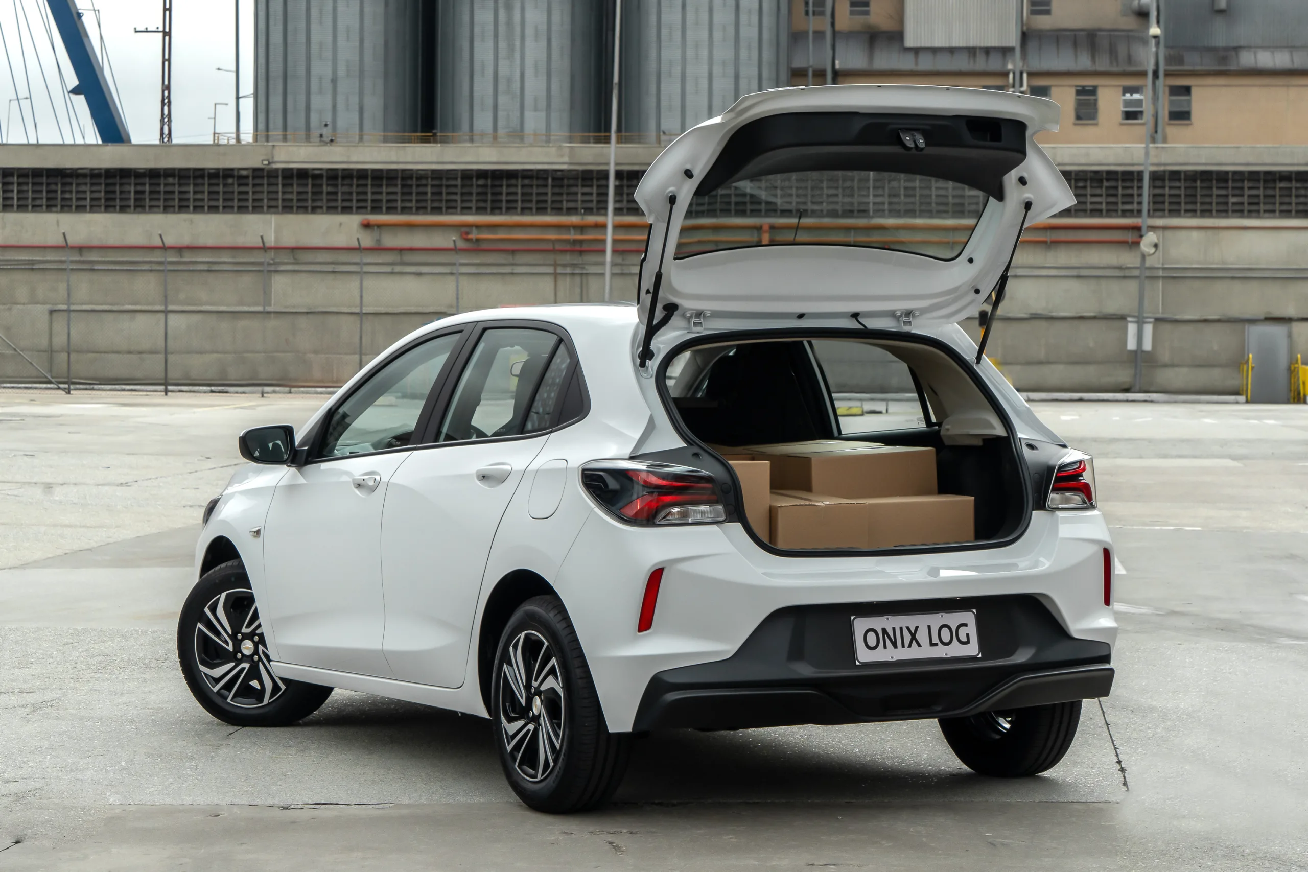 Chevrolet Onix Log 2027 troca o banco traseiro por uma área isolada de carga, transporta até 375 kg, usa motor 1.0 aspirado e atende entregas, serviços e pequenas frotas.