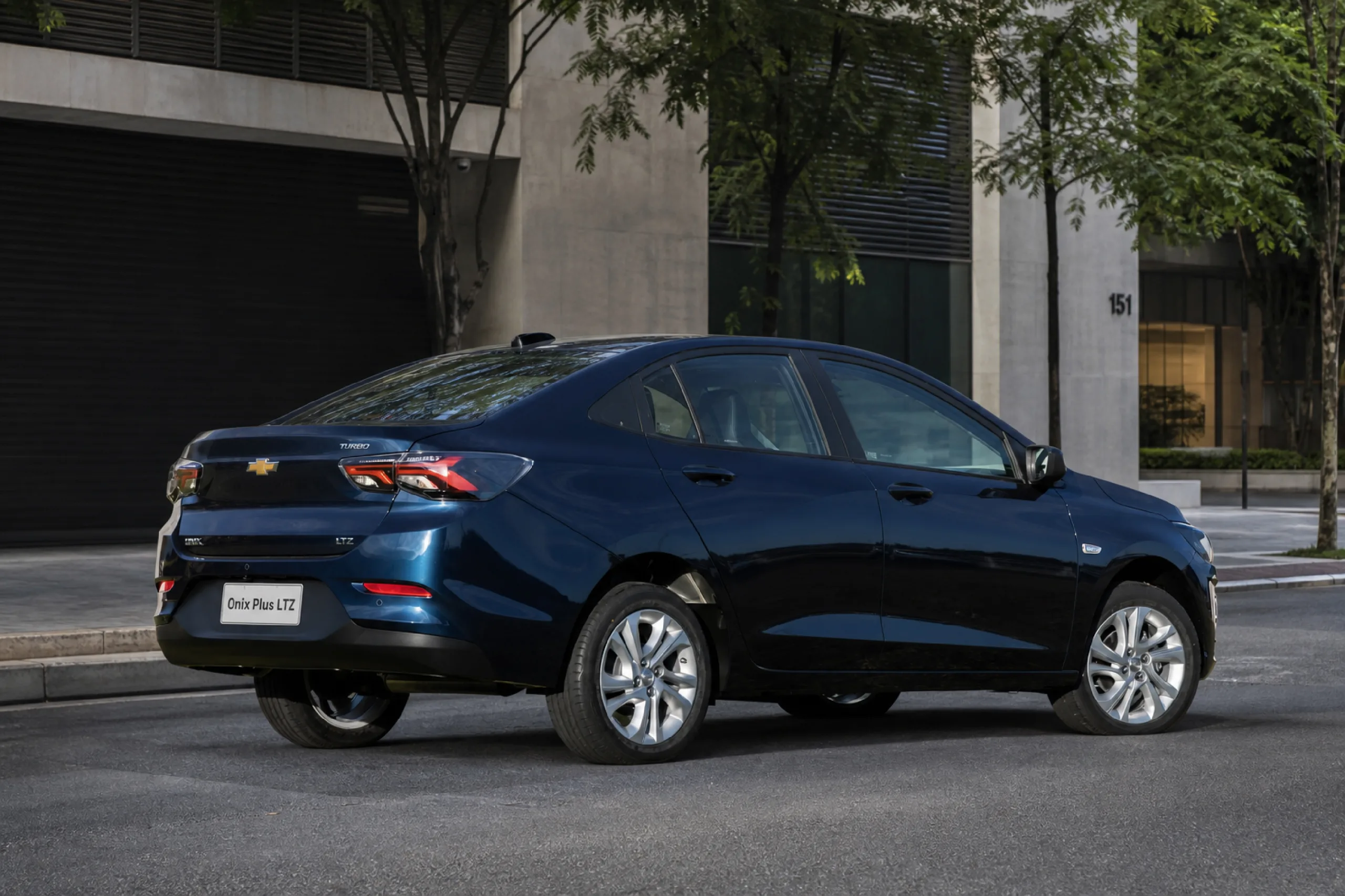 Chevrolet Onix Plus LTZ 2027 mantém motor 1.0 turbo e câmbio automático, com foco em conforto, conectividade, segurança, espaço interno e porta-malas de até 500 litros.