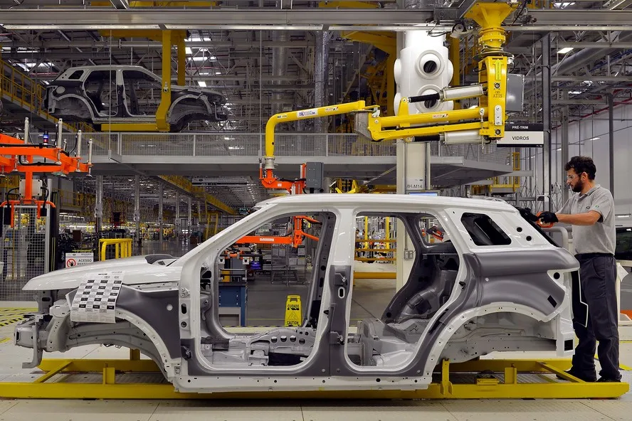 Land Rover paralisou a produção em Itatiaia em julho de 2026, após vender 191 Discovery Sport e 133 Evoque no semestre, enquanto a Omoda Jaecoo surge como favorita para assumir a fábrica.