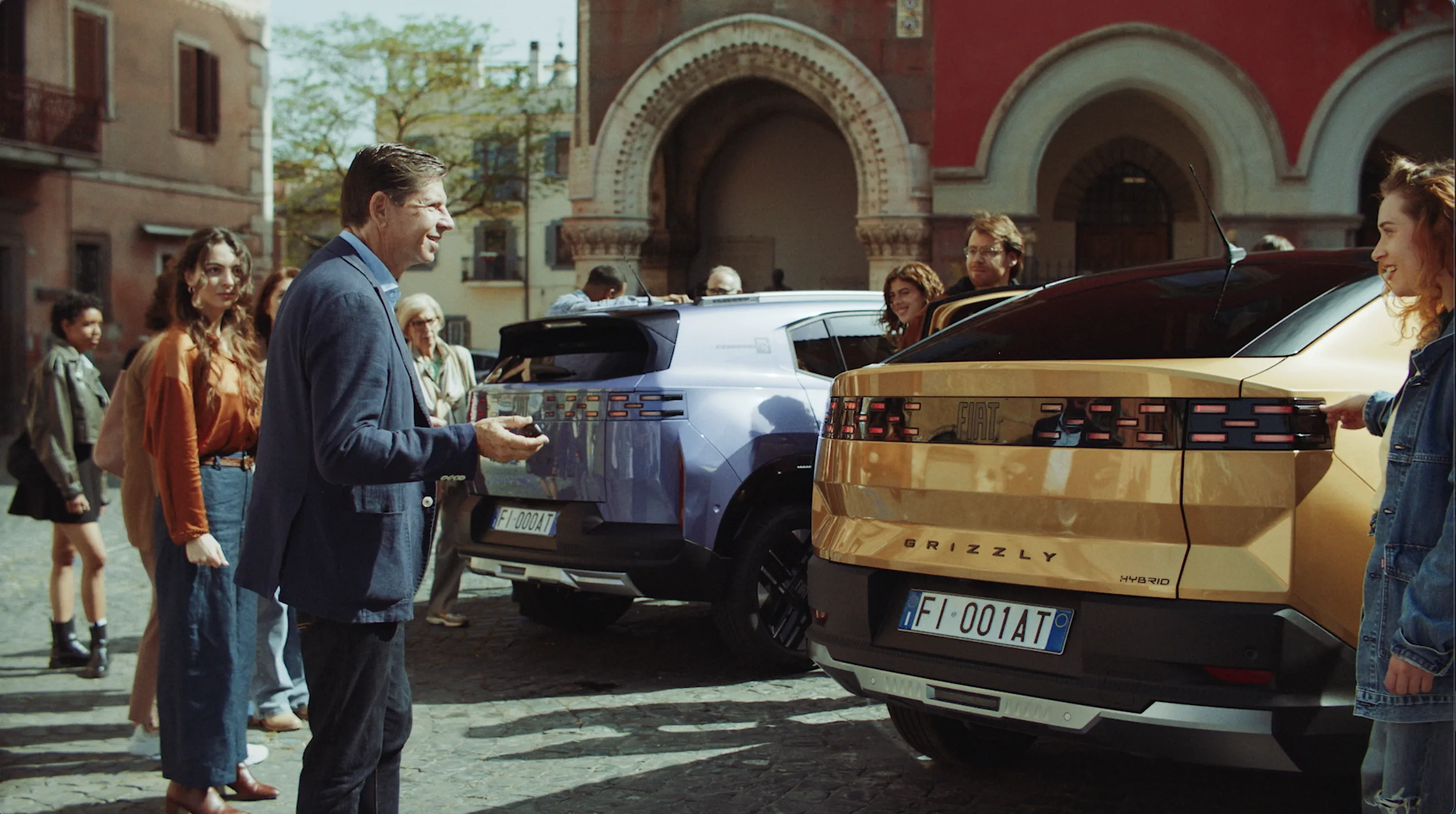 Novo Fiat Fastback terá 4,5 metros, porta-malas de até 600 litros, produção em Betim e versões eletrificadas previstas para o Brasil.