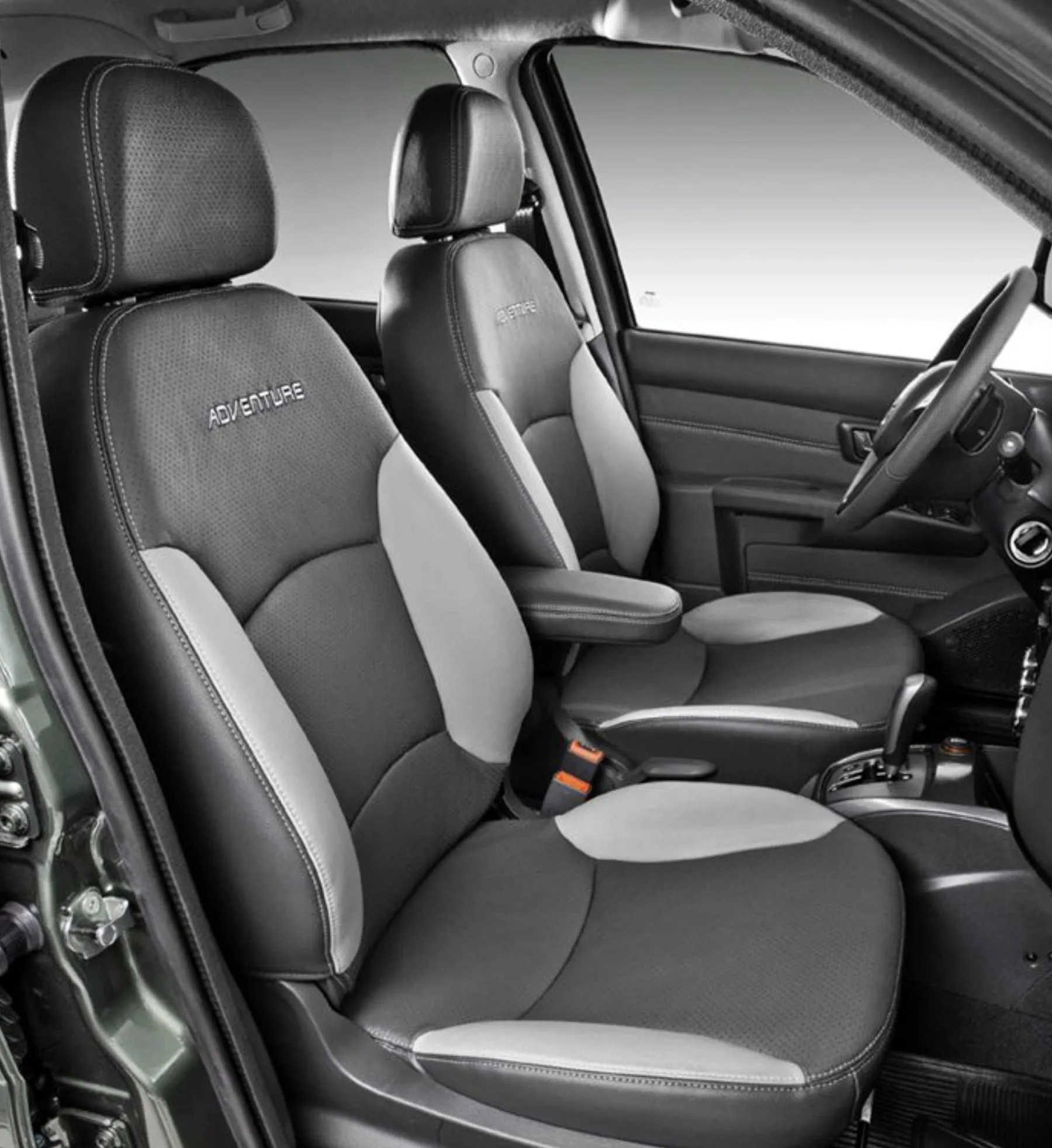 O interior leva cinco pessoas, oferece conforto simples e guarda 460 litros no porta-malas, espaço útil para viagens e rotina familiar.