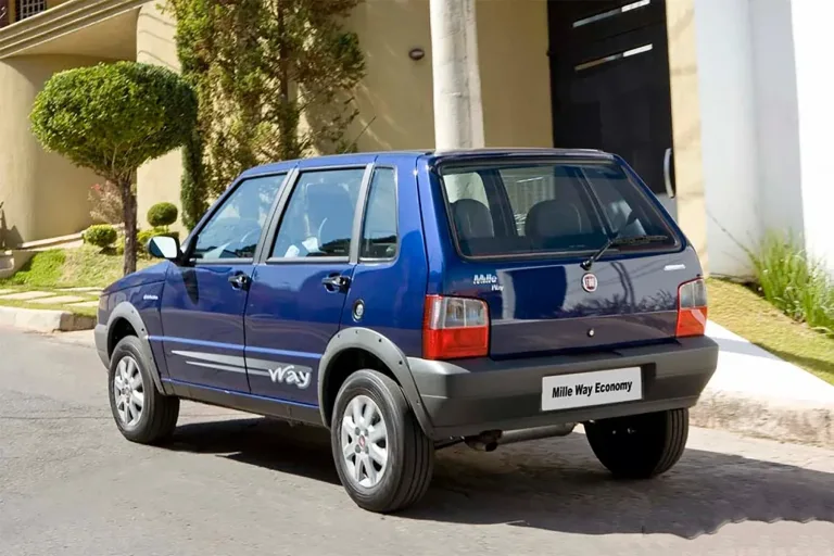 Fiat Uno Mille Economy Way 1.0 2013: preço, ficha técnica, consumo, equipamentos e fotos; hatch de 4 portas faz até 13 km/l e serve bem para uso urbano diário