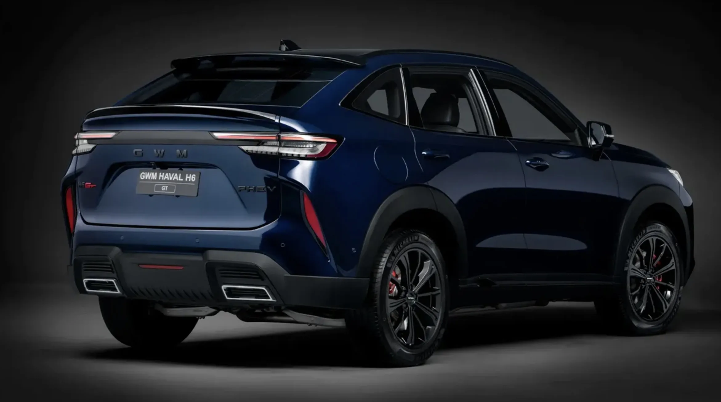 Haval H6 GT usa carroceria cupê, bancos com suede, sistema de som JBL, acabamento esportivo e aceleração de 0 a 100 km/h em 4,7 segundos, a mais rápida da gama.