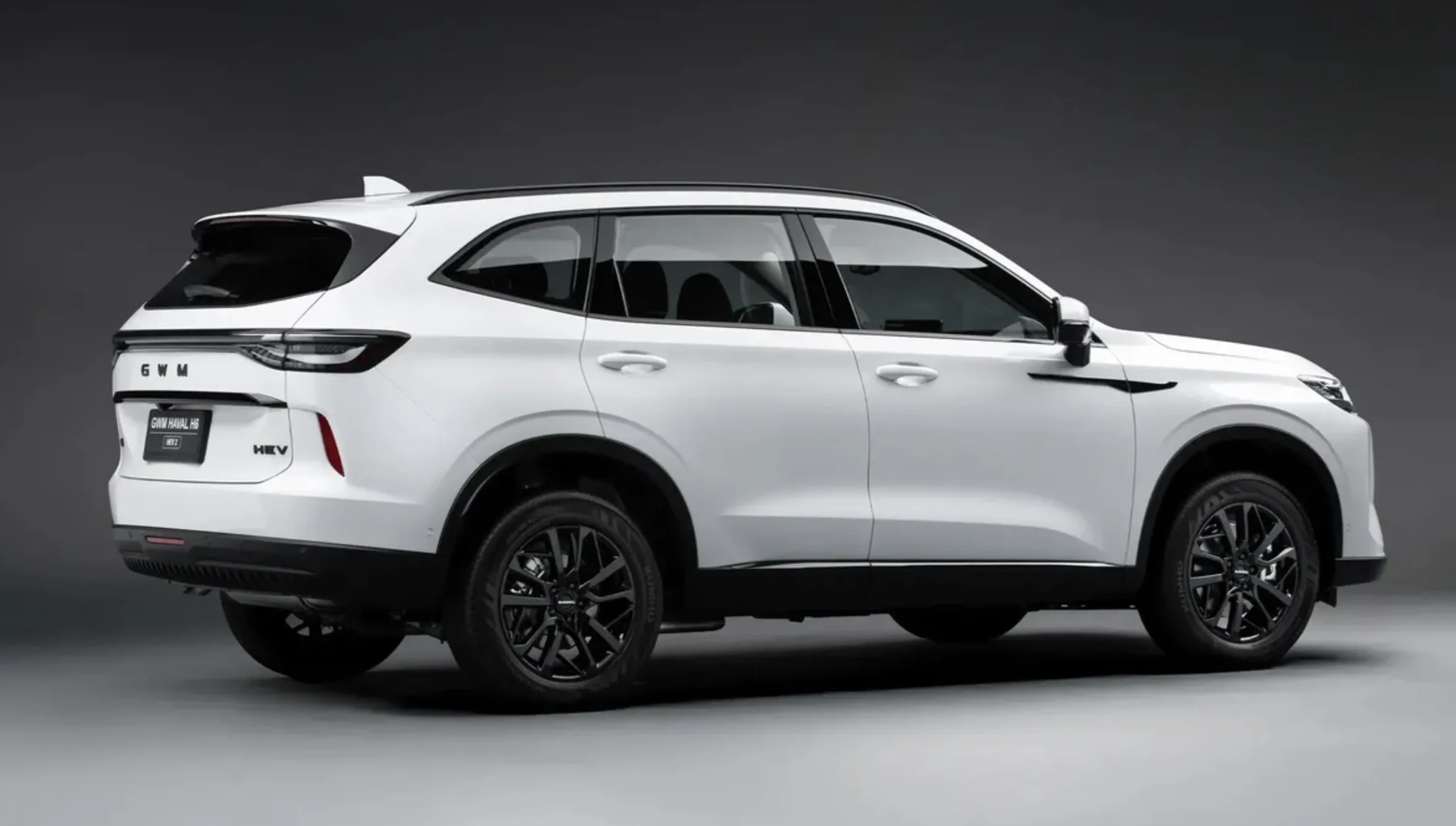 Haval H6 HEV2 mantém os 248 cv e o consumo de até 15,8 km/l da versão One, mas acrescenta teto solar panorâmico e tampa do porta-malas elétrica.