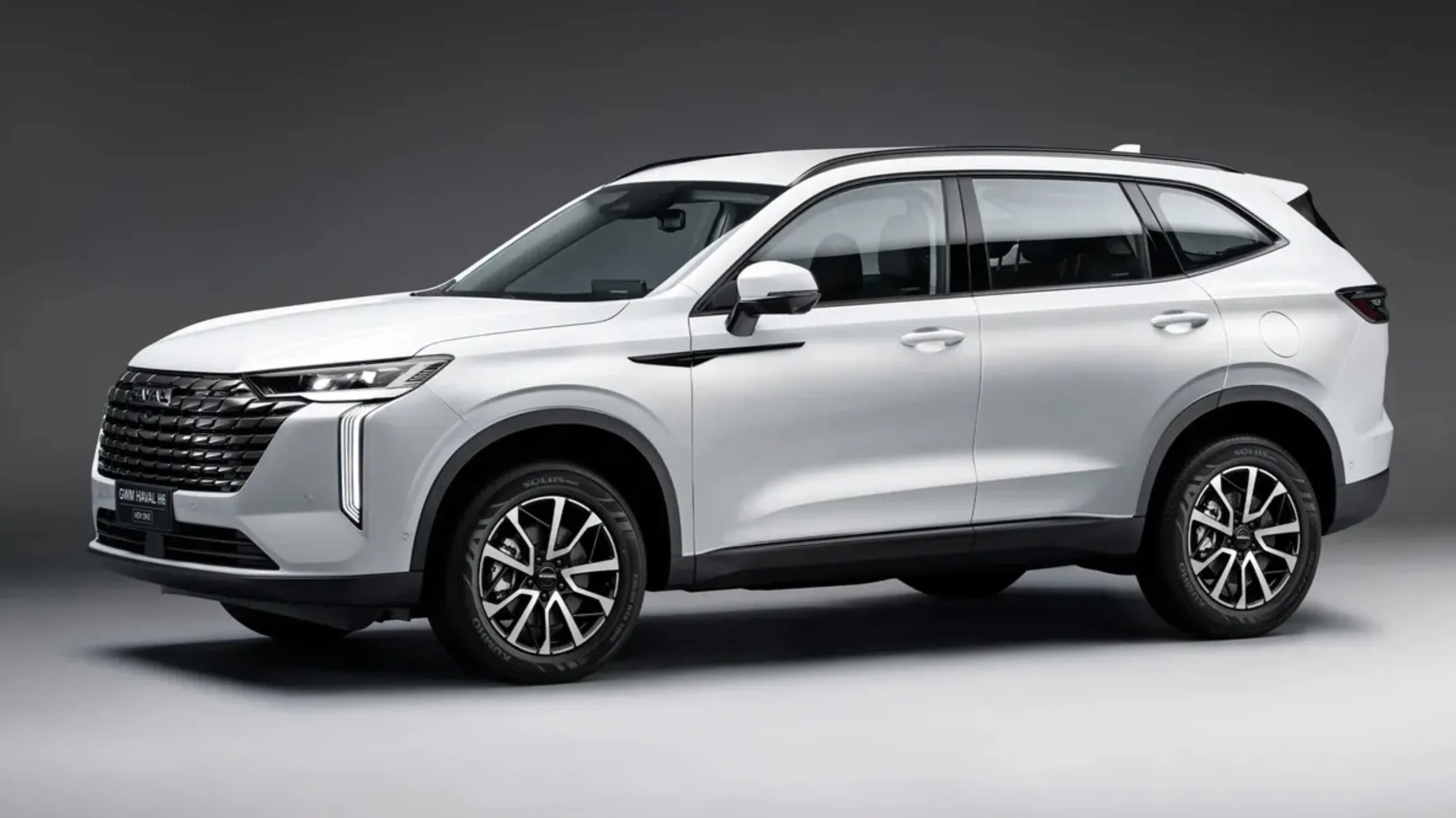 Haval H6 One combina sistema híbrido pleno de 248 cv, tração dianteira, consumo de até 15,8 km/l com gasolina e pacote amplo de segurança e conforto.
