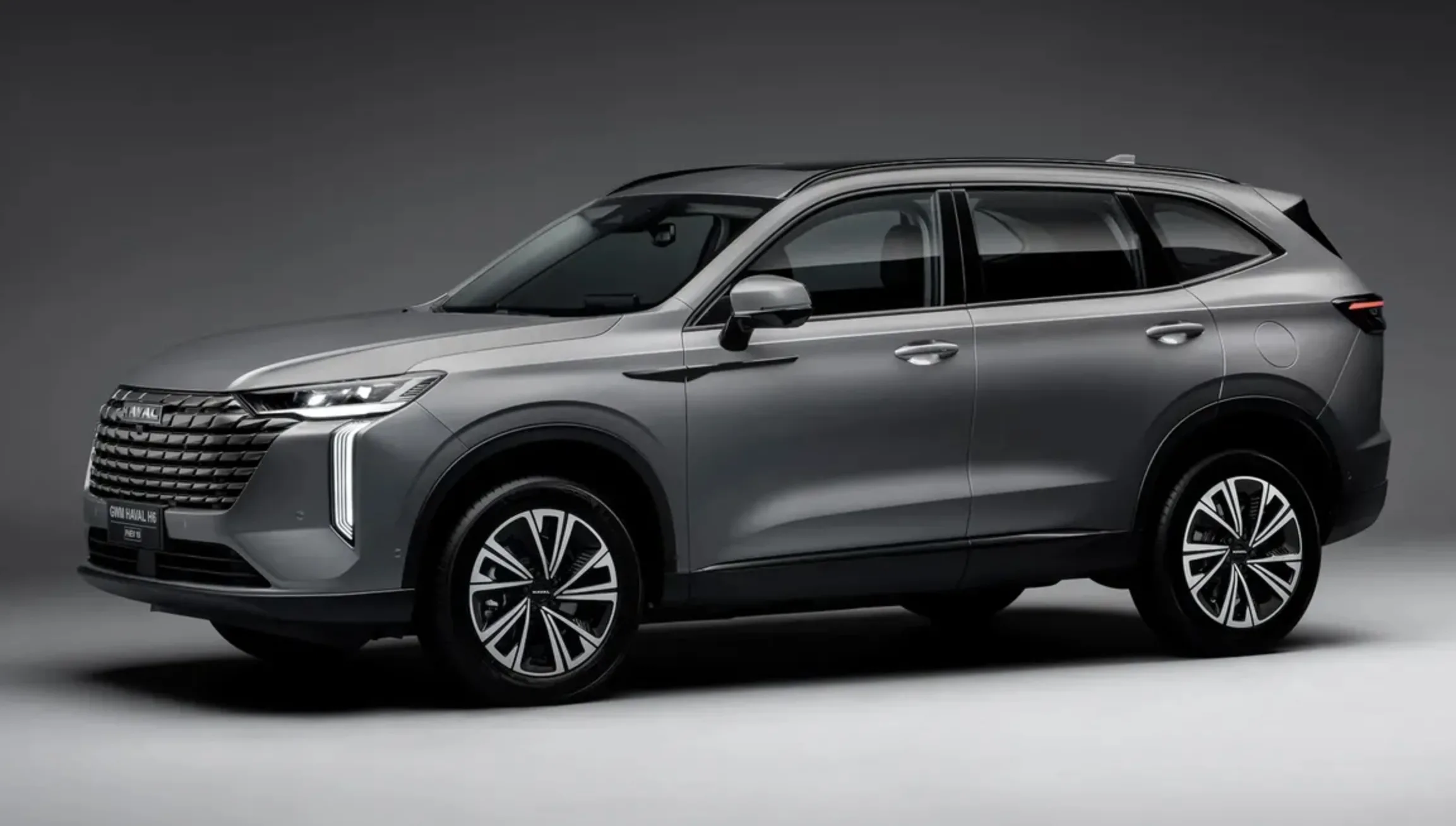 Haval H6 PHEV19 usa bateria de 19 kWh, entrega 326 cv, roda até 73 km no modo elétrico e faz até 14,7 km/l com gasolina no uso urbano.