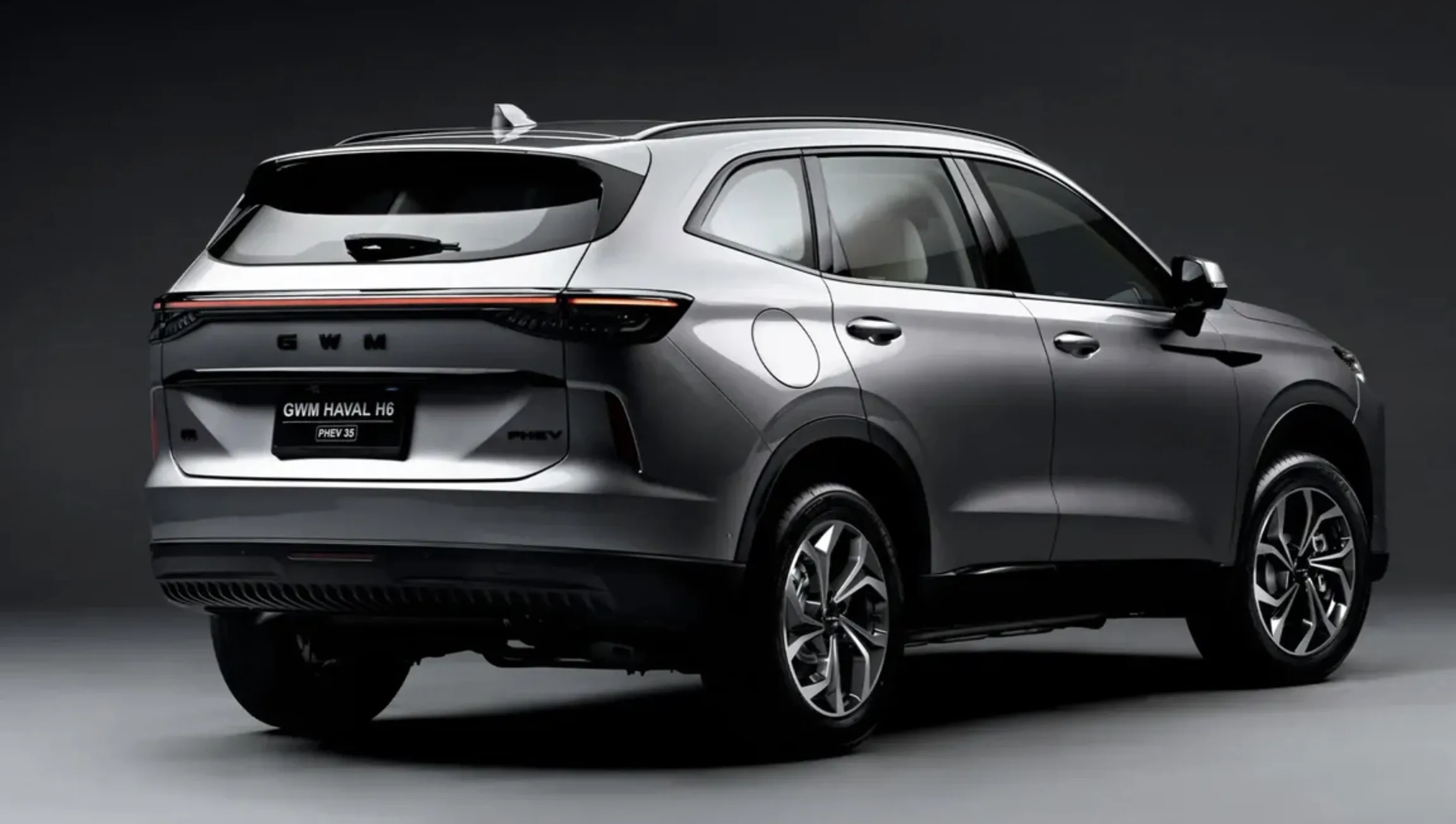 Haval H6 PHEV35 tem 393 cv, tração integral, bateria de 35 kWh, autonomia elétrica de 126 km e aceleração de 0 a 100 km/h em 4,8 segundos.