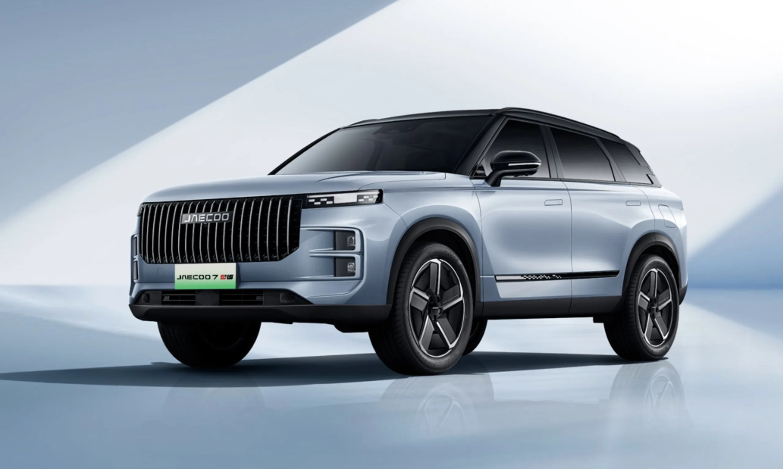 O Jaecoo 7 2027 chega ao Brasil pouco mais de um ano após a estreia, agora com nova linha, três versões e preço inicial de R$ 189.990 para o SUV médio.