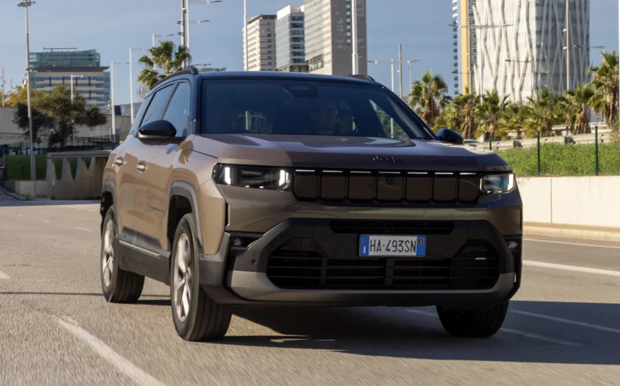 Jeep Compass híbrido 2027 cresce, ganha sistema híbrido leve de 48 volts e prepara mudança pesada no Brasil