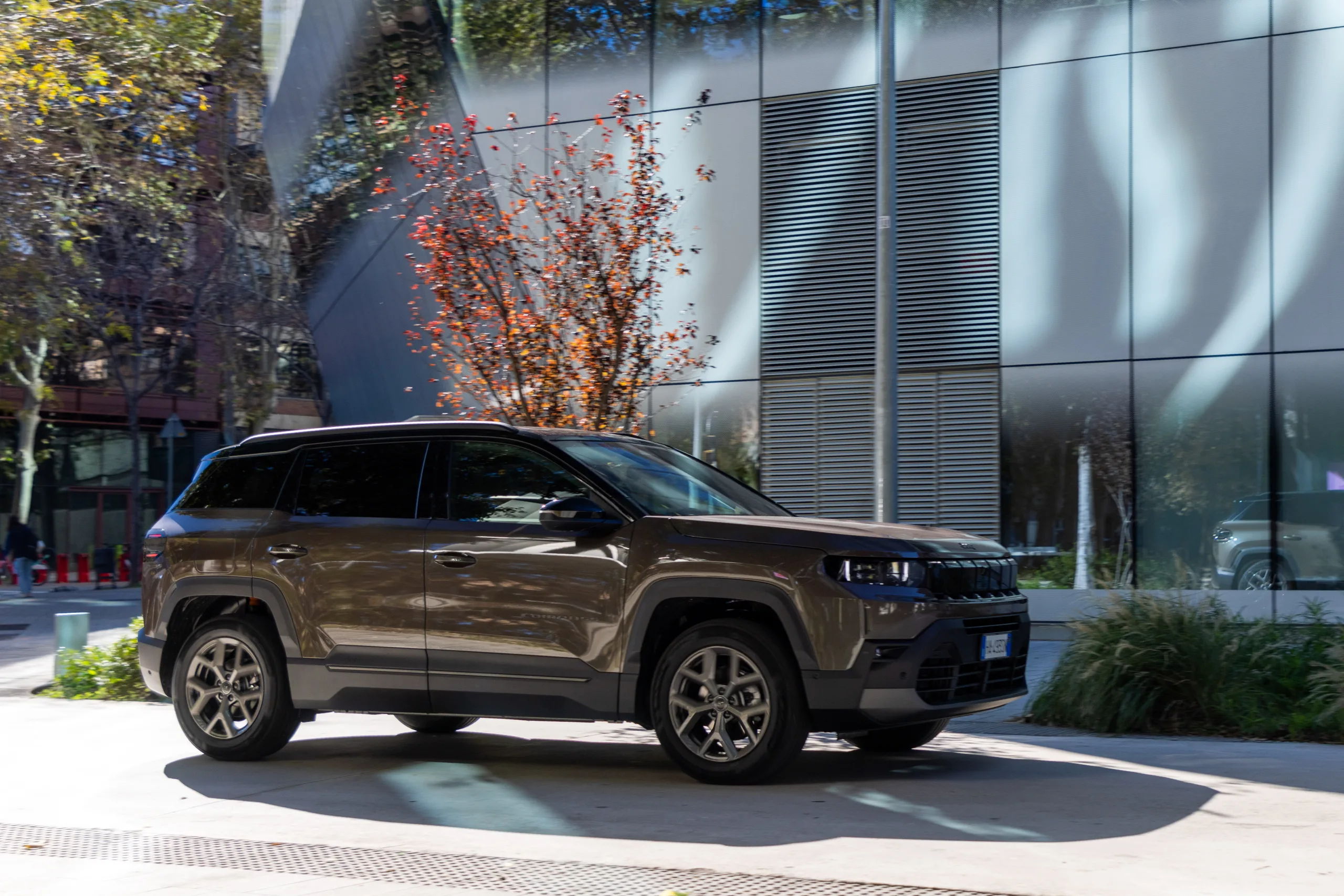 O novo Jeep Compass mudou de geração na Europa, cresceu de tamanho, ganhou base nova e passou a mirar diretamente os SUVs chineses que avançam no mercado.