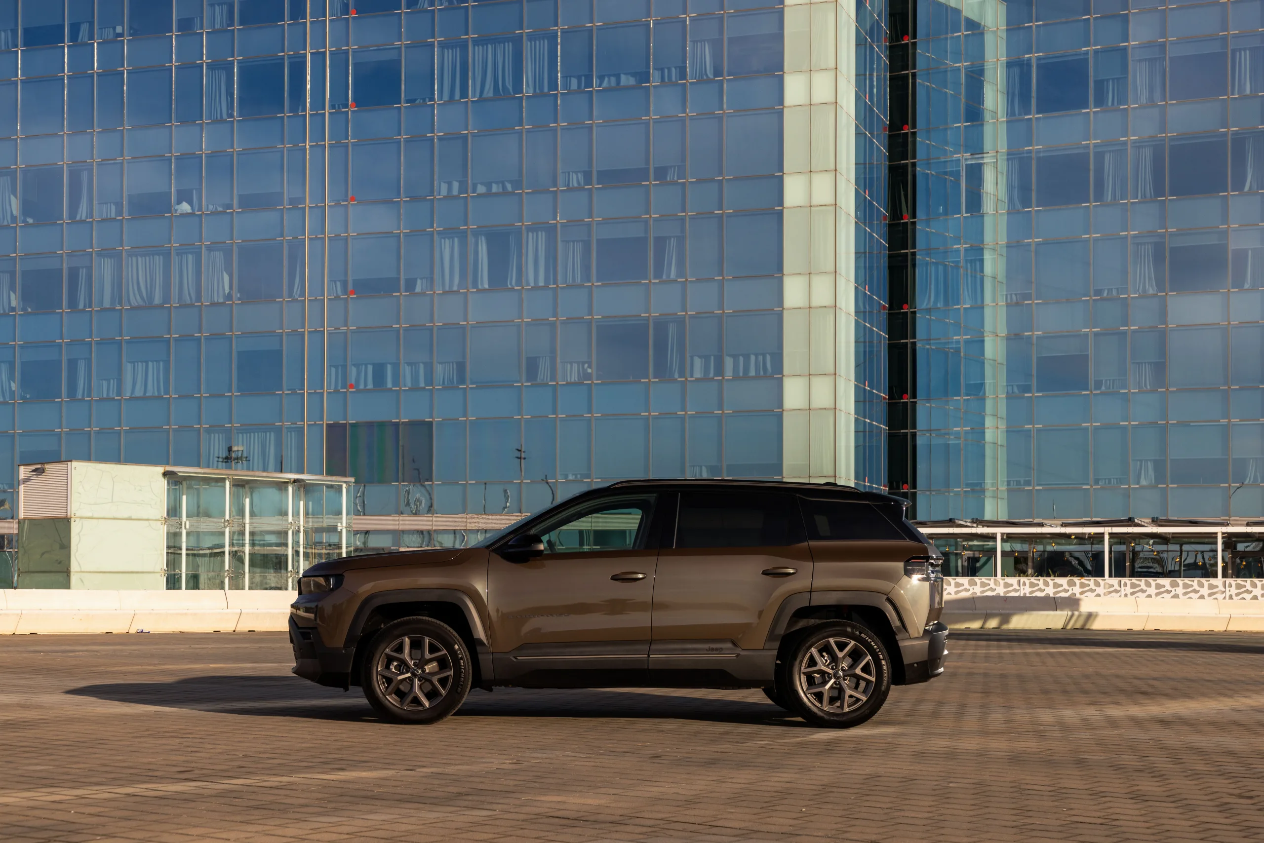 O SUV agora mede 4,55 m de comprimento, 1,93 m de largura e 2,80 m entre os eixos, com ganho claro para quem viaja no banco traseiro.
