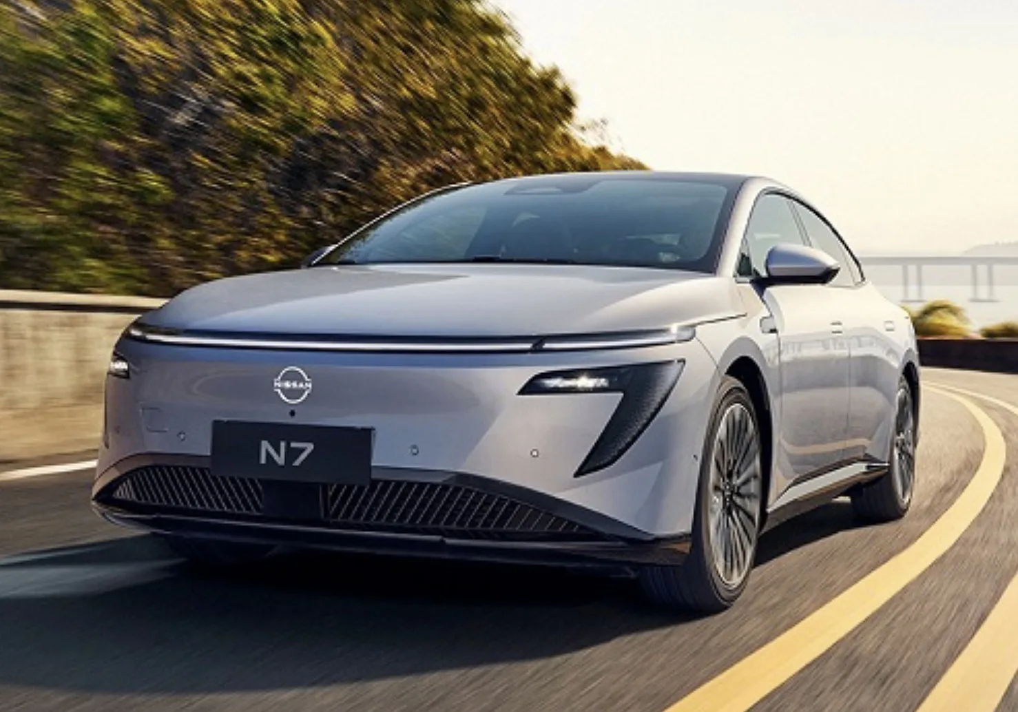 Nissan N7 deve ocupar o lugar do Sentra com motor elétrico de 272 cv, bateria de 73 kWh e autonomia acima de 600 km no ciclo chinês CLTC.