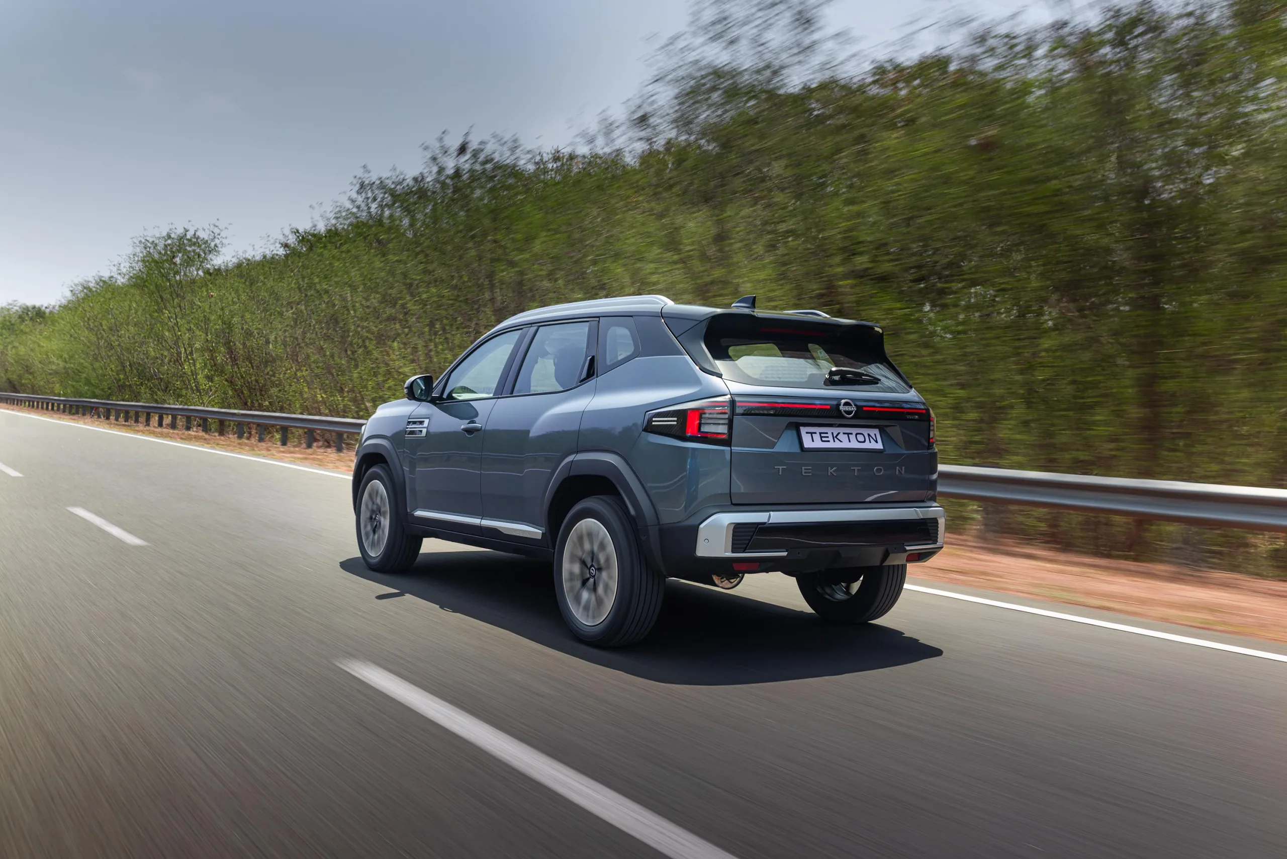 A traseira do Nissan Tekton tem lanternas próprias, barra iluminada atravessando a tampa e o nome do carro em destaque, afastando seu visual daquele usado pelo Renault Duster na Índia.