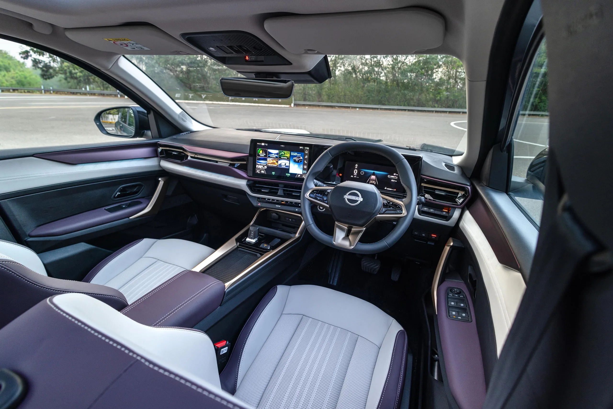 O Tekton oferece seis airbags, teto panorâmico, bancos ventilados e até 15 assistentes, incluindo frenagem automática e controle adaptativo.