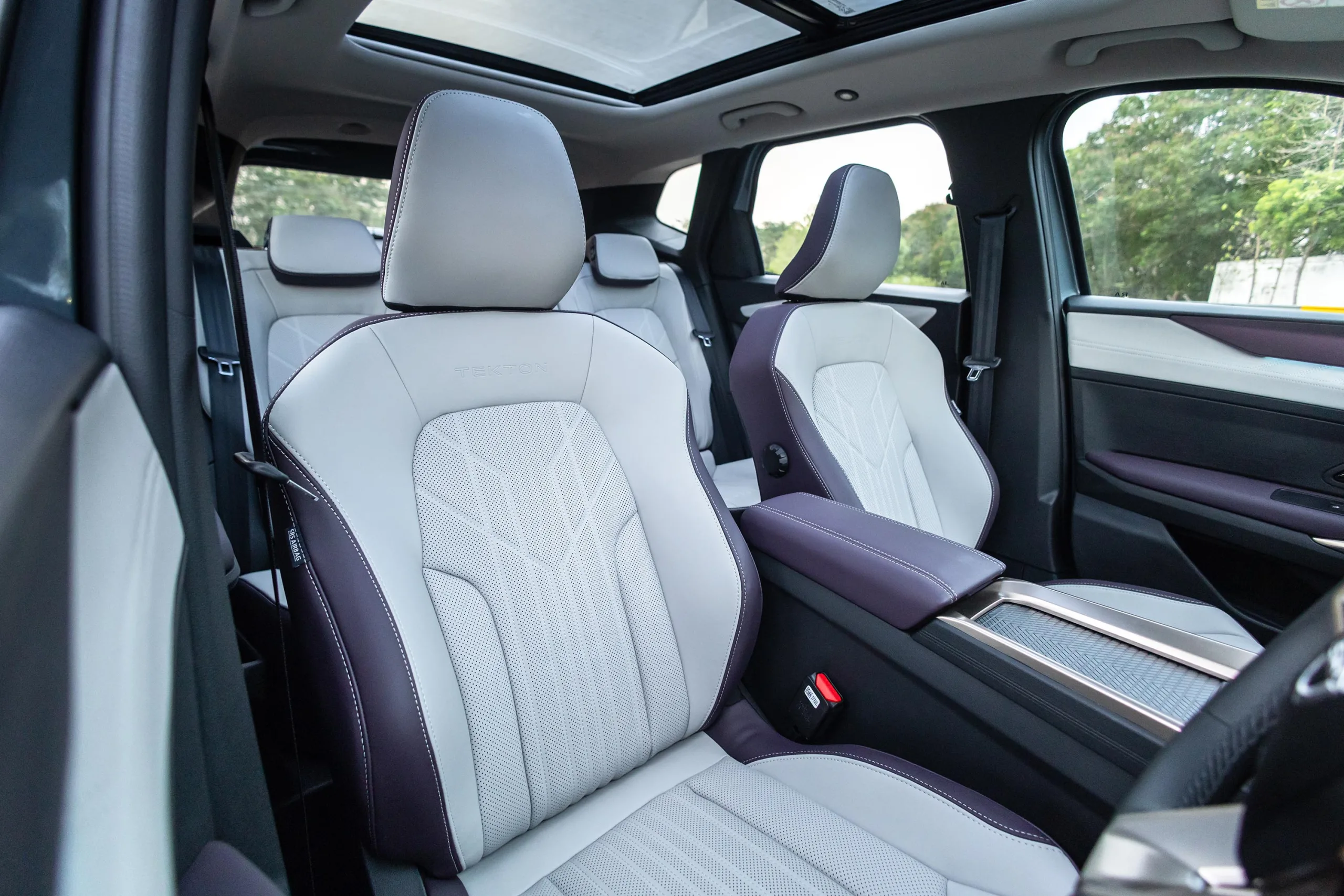 O conforto do Nissan Tekton inclui bancos dianteiros ventilados, ar-condicionado de duas zonas e teto panorâmico, o que deixa a cabine mais agradável para passageiros em viagens longas.