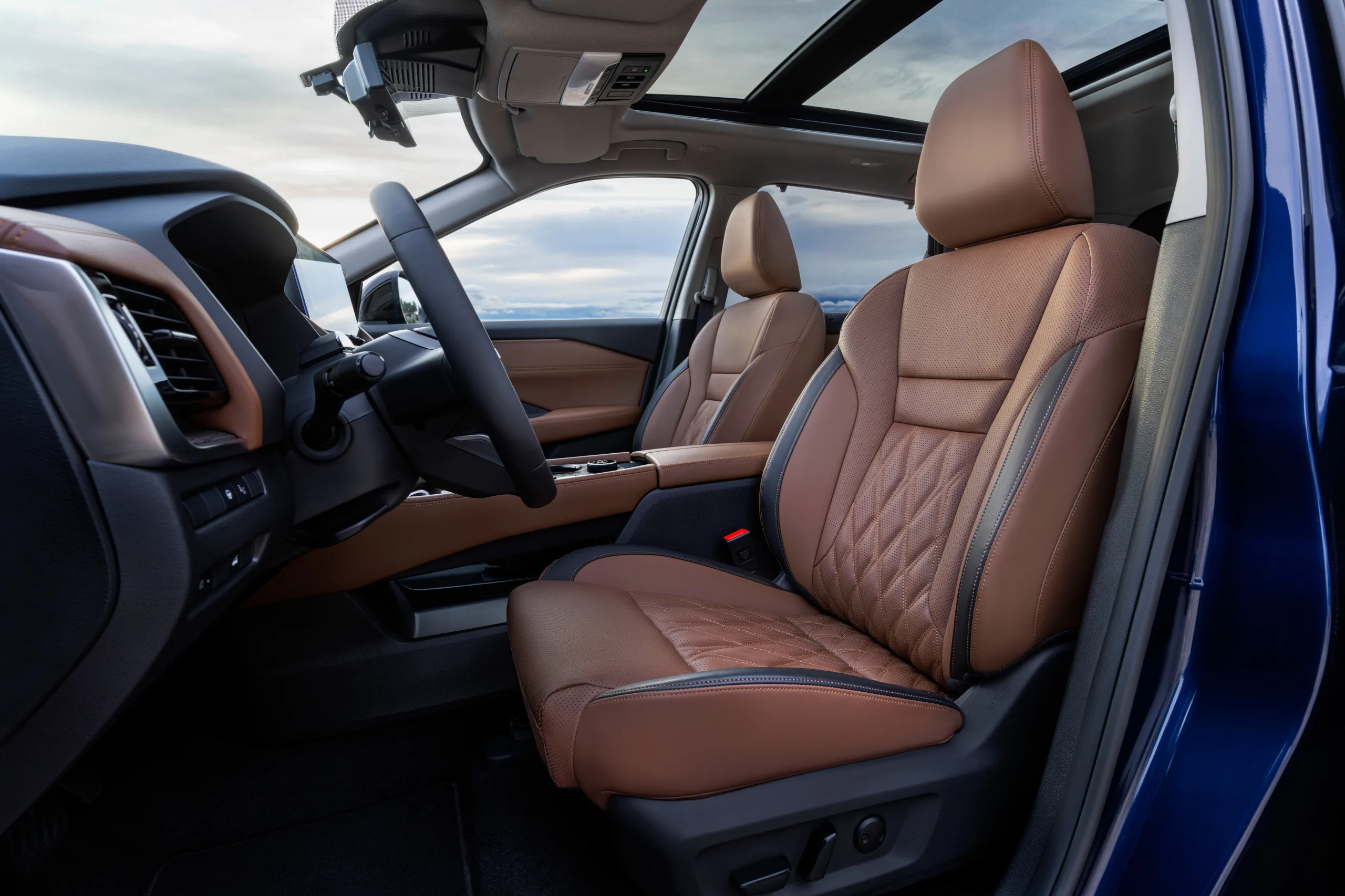 A Nissan escolheu a versão de três fileiras para o Brasil, enquanto o México recebeu o X-Trail híbrido apenas com cinco lugares.