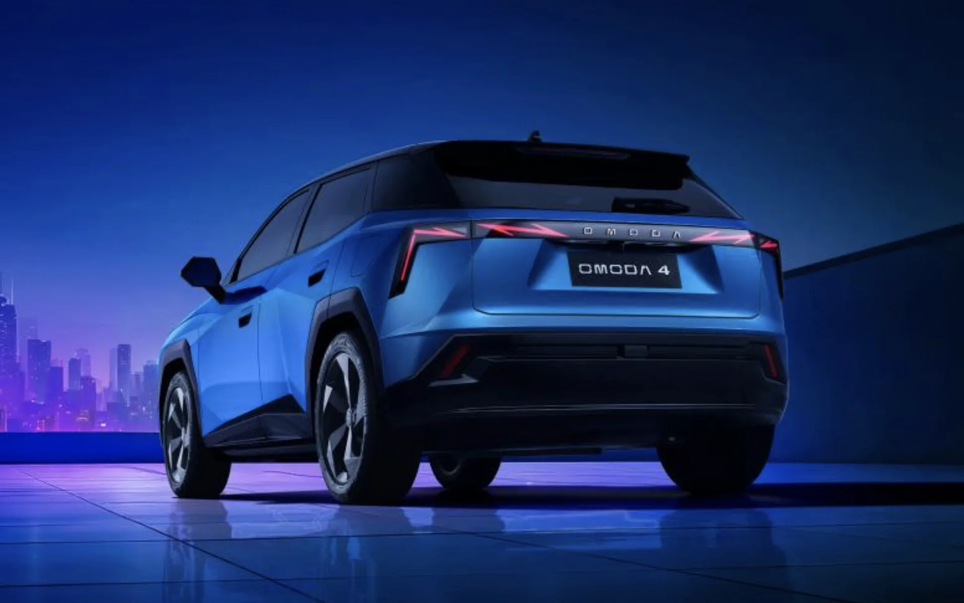 O SUV chinês pode ter versões híbridas com até 224 cv e torque de 31,6 kgfm, números fortes para um compacto familiar.