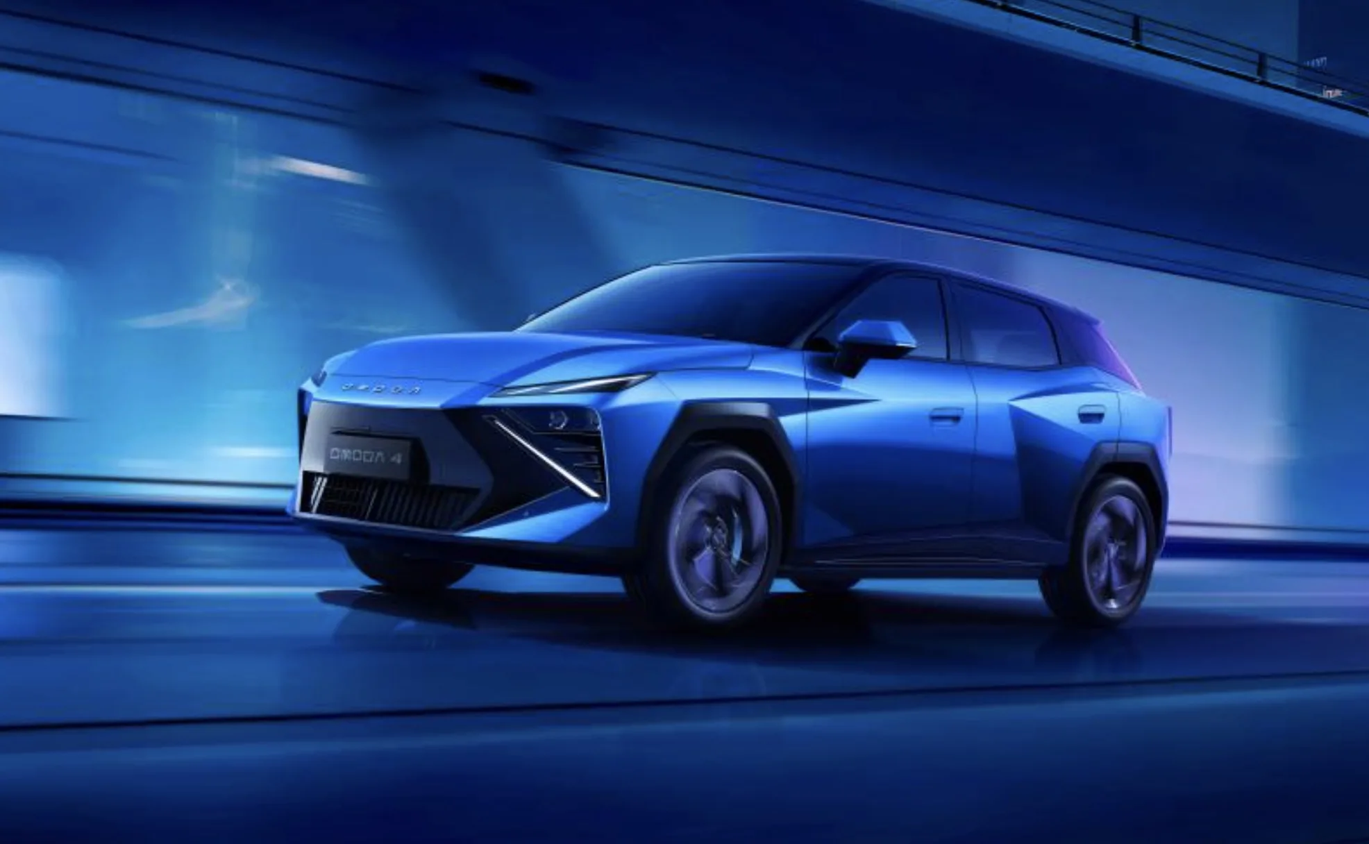 Omoda 4 deve chegar ao Brasil em 2026 com motor híbrido, até 224 cv, torque de 31,6 kgfm e preço estimado entre R$ 120 mil e R$ 140 mil.