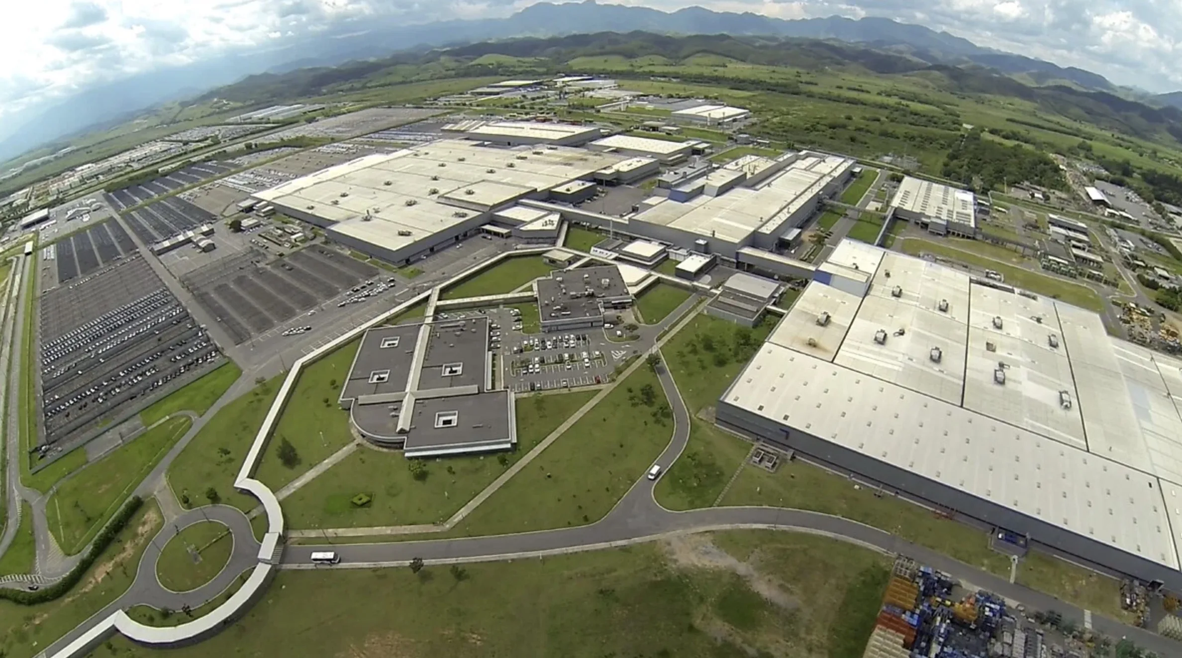 Stellantis amplia Porto Real com Jeep Avenger, oito novos fornecedores, 450 empregos no parque de peças e estreia de plataforma eletrificada no Brasil