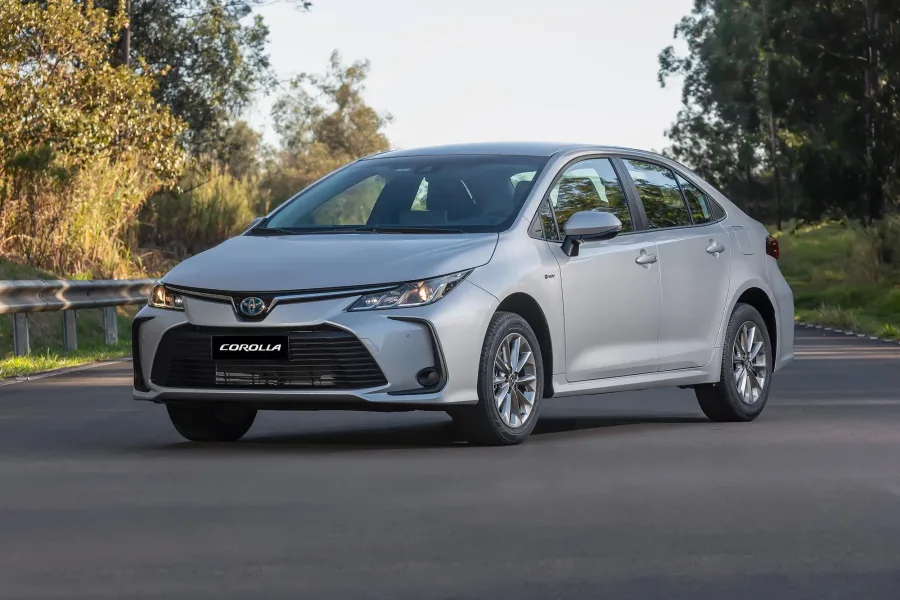 Toyota Corolla GLi Hybrid 1.8 2026 cobra R$ 18 mil para manter por ano; Veja os custos de Seguro, IPVA e revisão do sedan híbrido