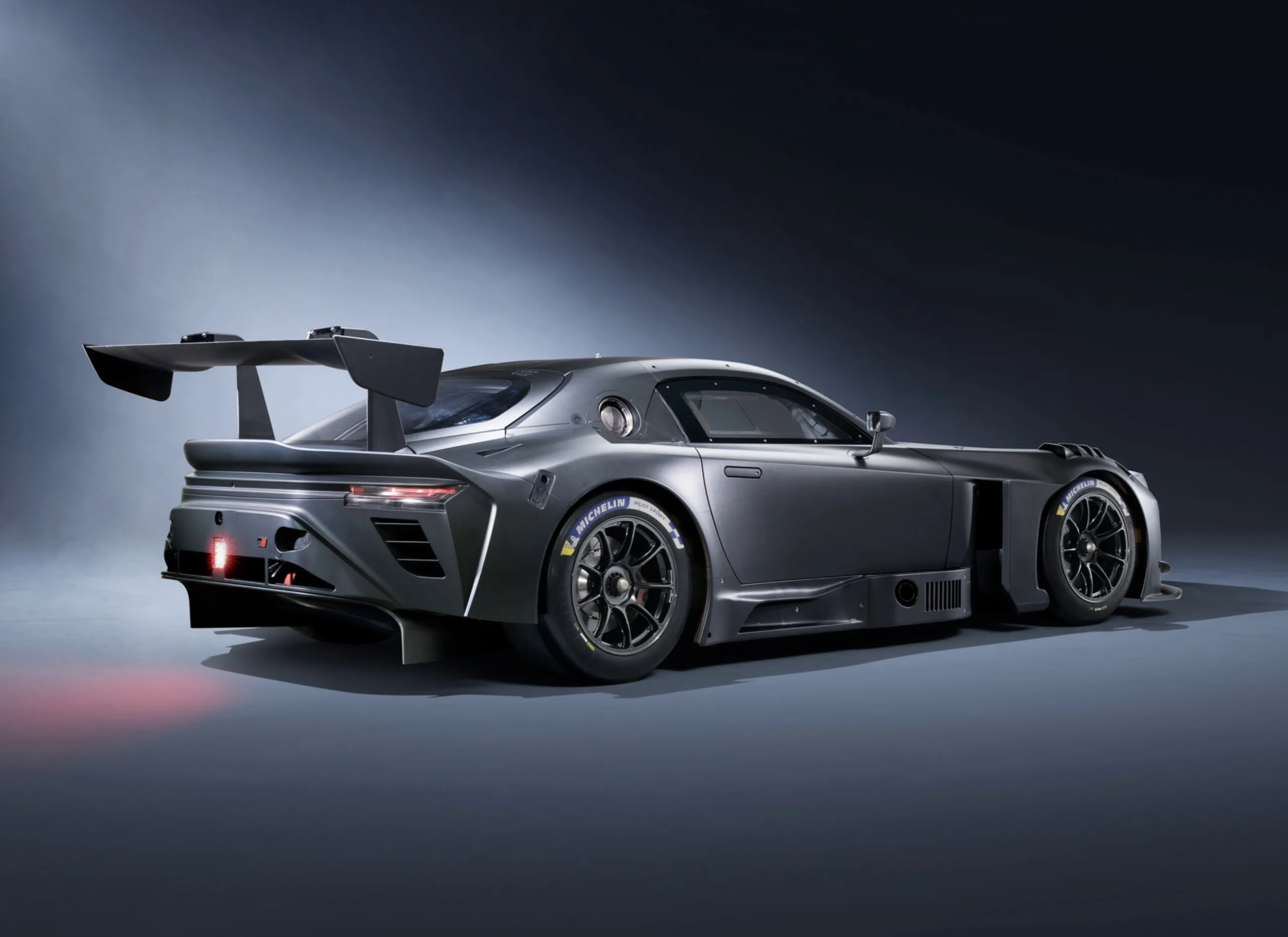 Toyota GR GT 2027 terá V8 híbrido de 650 cv e tração traseira
